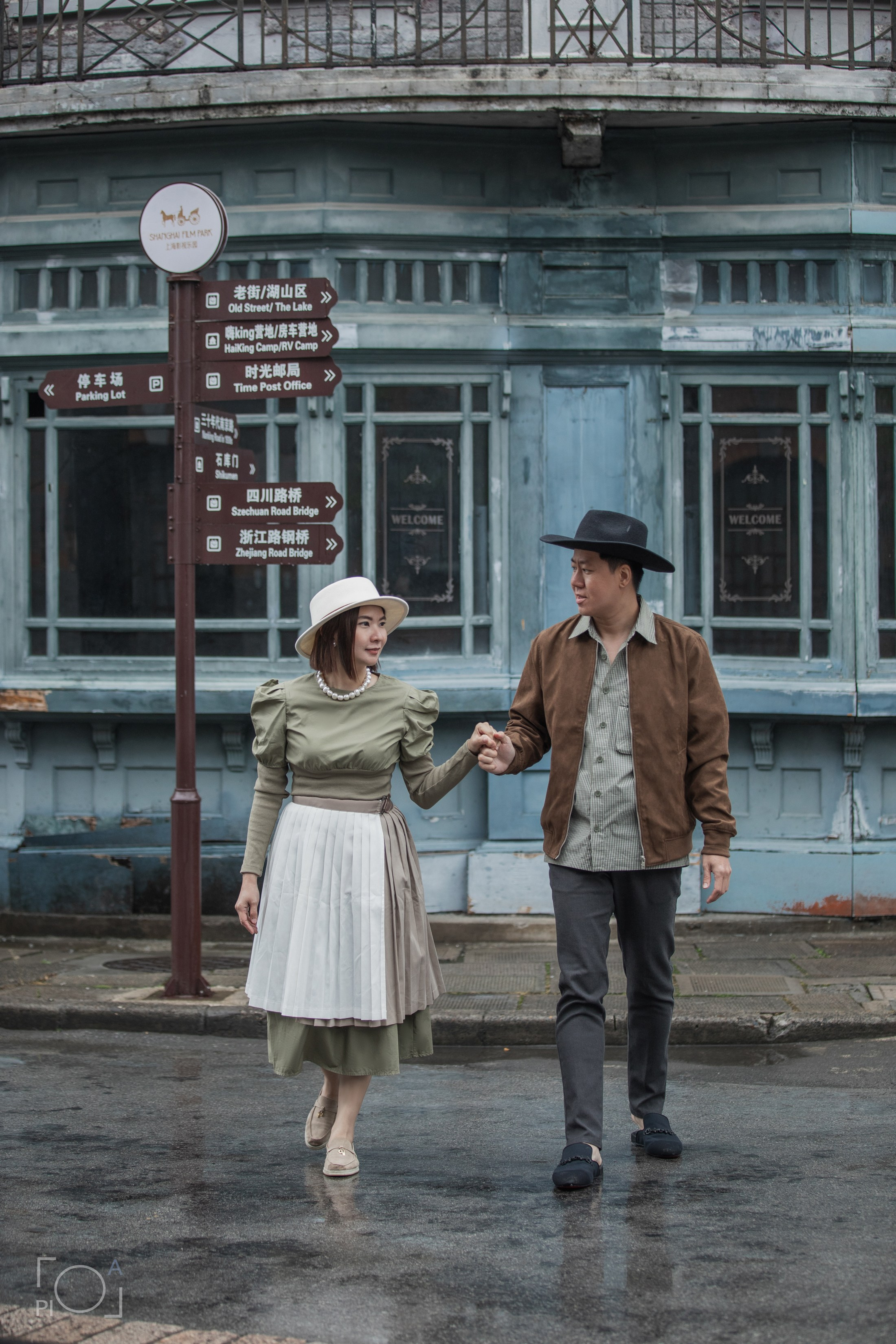 Shanghai 1930s retro photo shoot at Shanghai photo studio. Family photo shoot in Chinese retro style. 