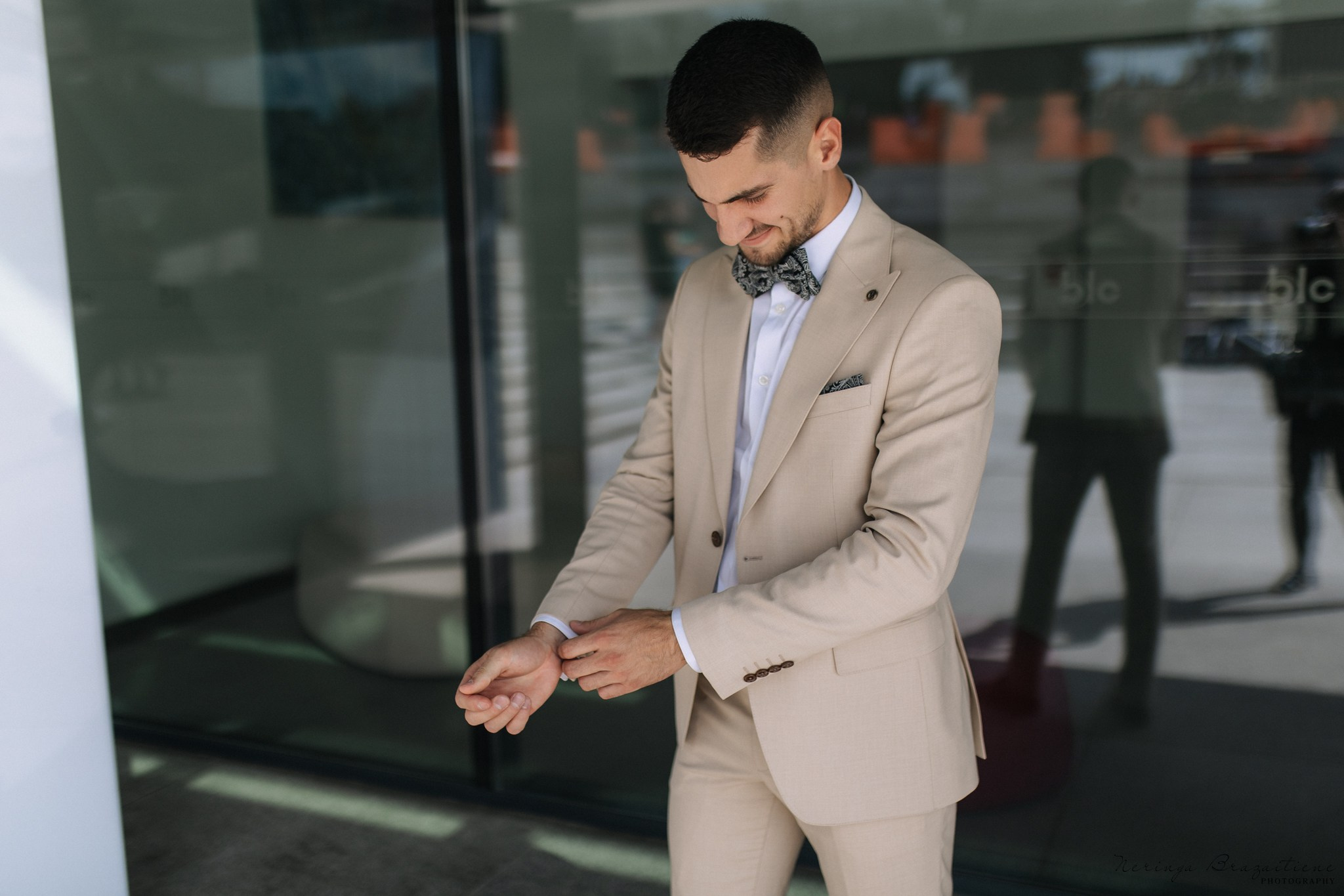 Vestuvinė fotosesija Kaune, Vienybės aikštėje, prie Lietuvos banko