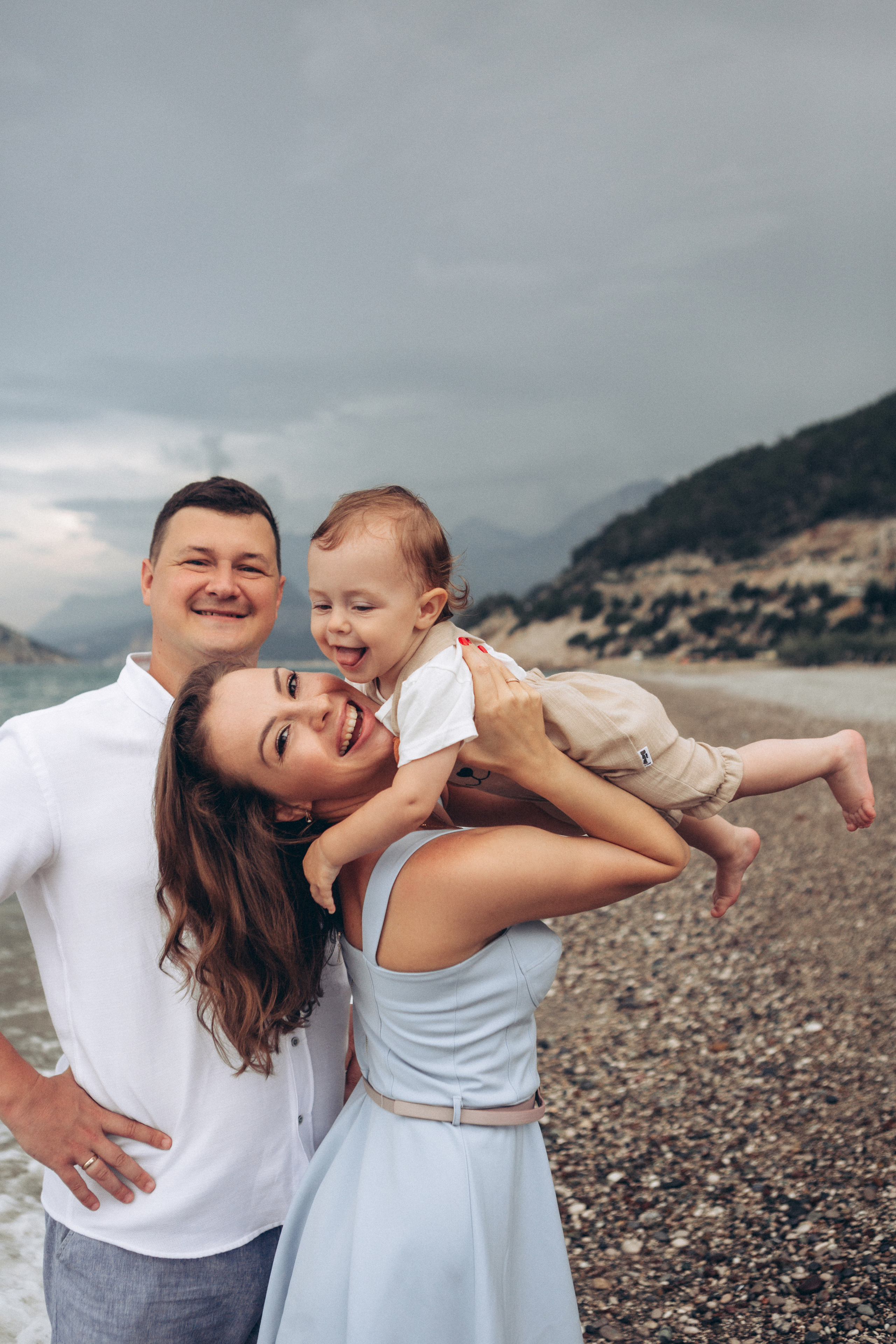 Семейная фотосессия с маленьким ребенком. Фотограф в Анталии, Кемере и Белеке