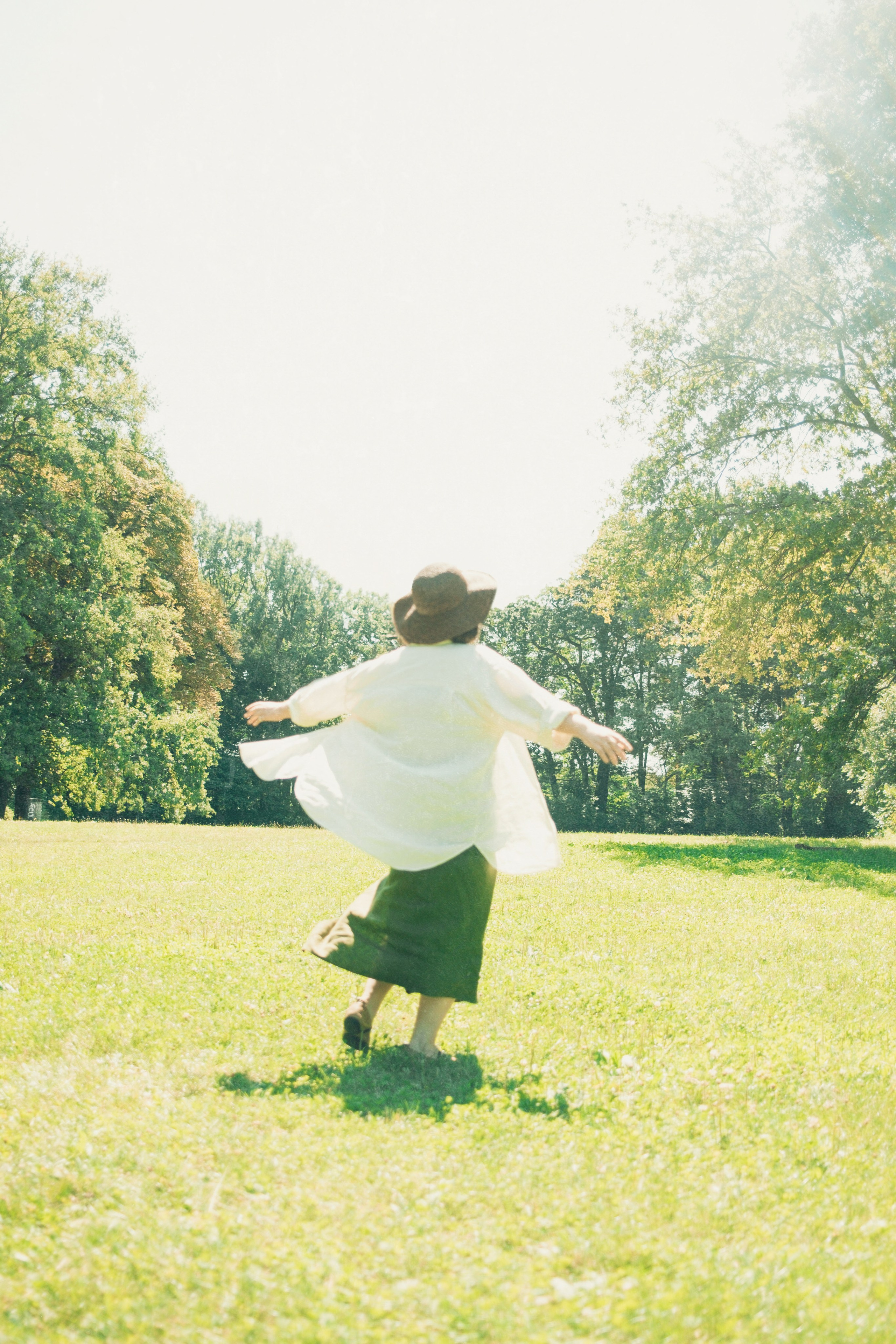 Girls Picnic on the lake. Professional Photographer in Berlin — Portraits, Love Story, Events, F