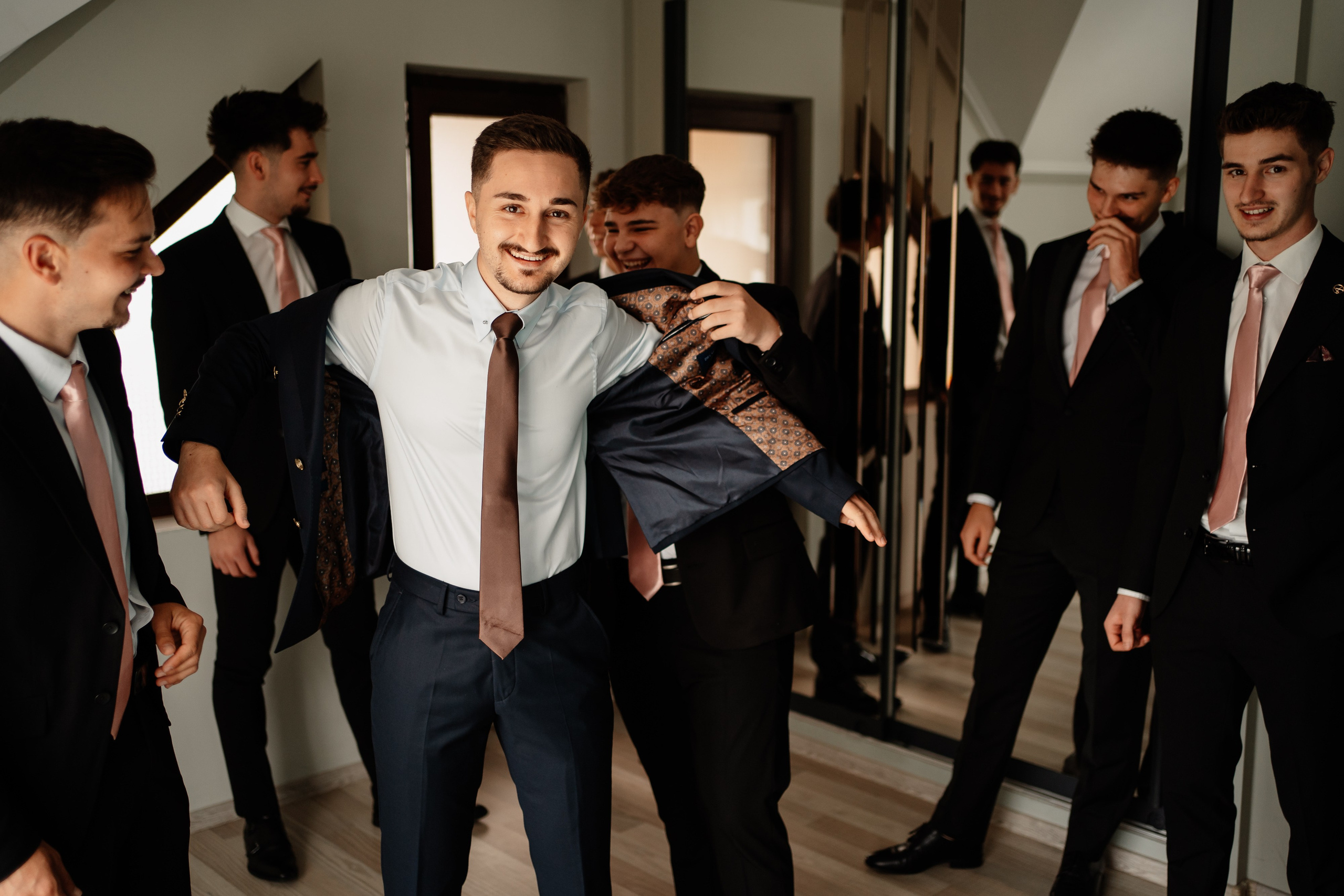 Moment emoționant între miri în ziua nunții, surprins într-un cadru natural și romantic, la Reina Events. Fotografie de nuntă profesională, editată artistic pentru a evidenția emoția și eleganța evenimentului.