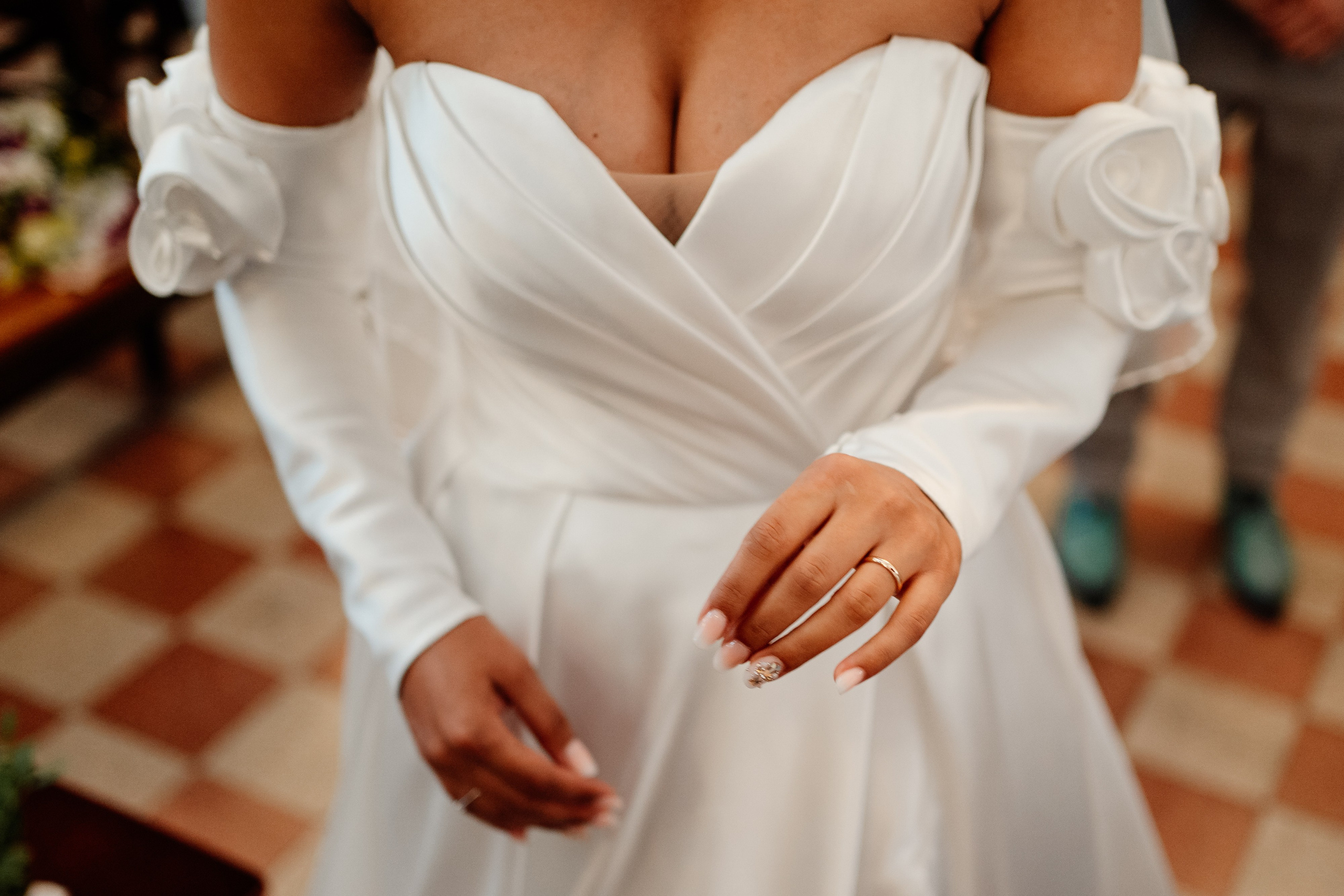 Moment emoționant între miri în ziua nunții, surprins într-un cadru natural și romantic, in Bucuresti. Fotografie de nuntă profesională, editată artistic pentru a evidenția emoția și eleganța evenimentului.