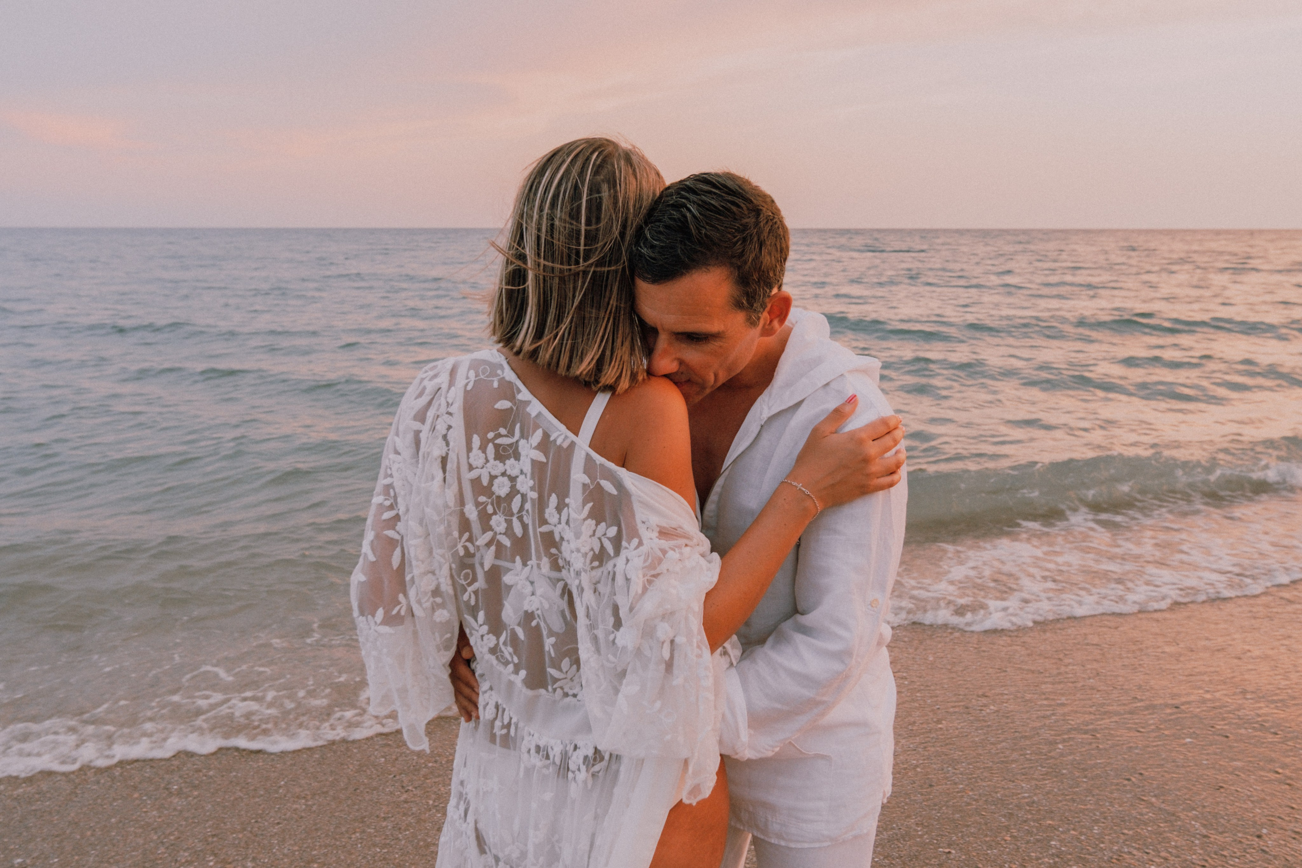 Sesión embarazo en la playa. Fotografía profesional en Calafell - Elena Medvedeva