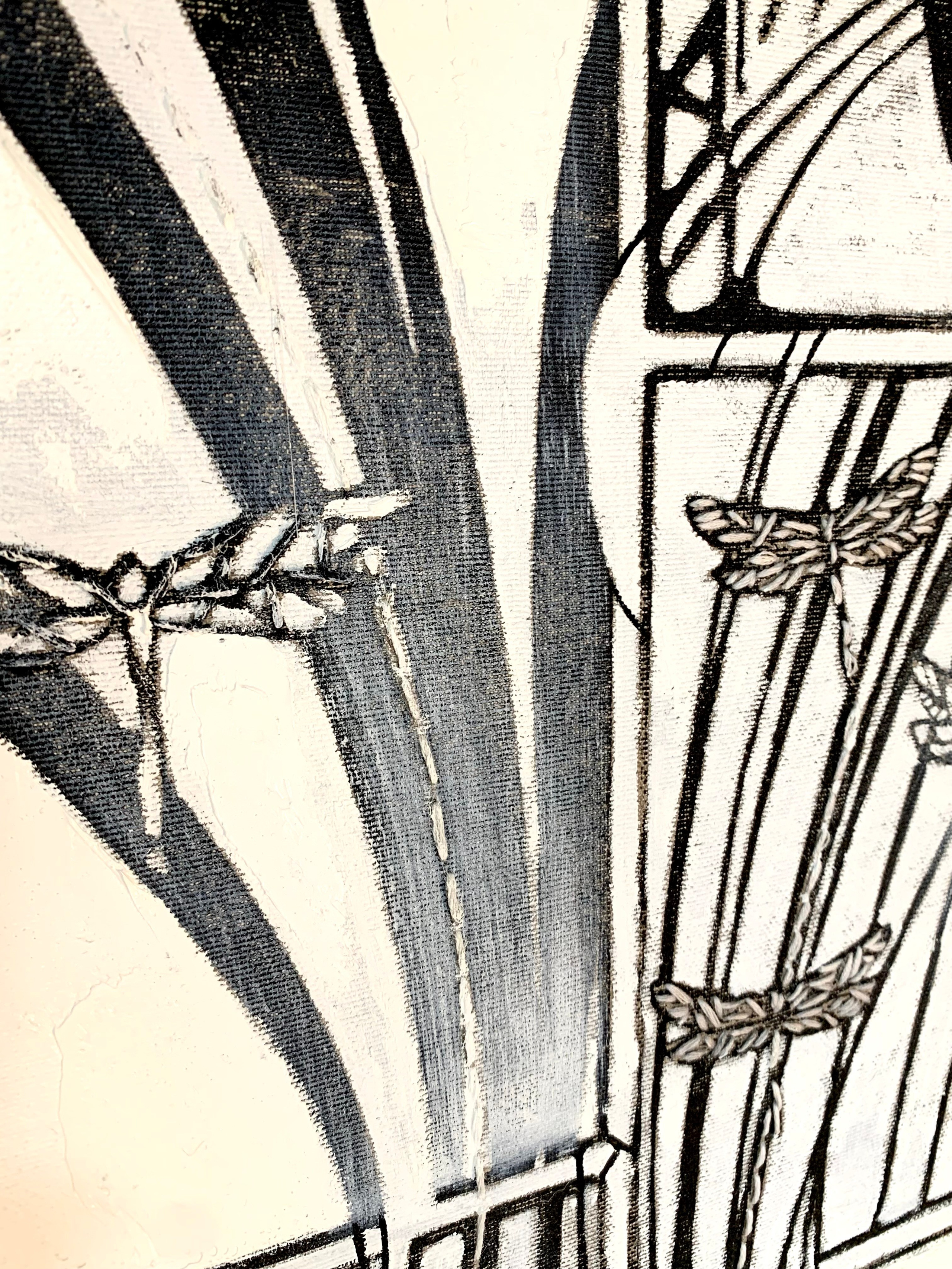 Tela artistica “Gatti e Libellule” (2021), bianco e nero, tecnica mista con linoleografia stampata su tela e ricamo manuale, pattern ritmici e atmosfera quasi astratta. Dettaglio.