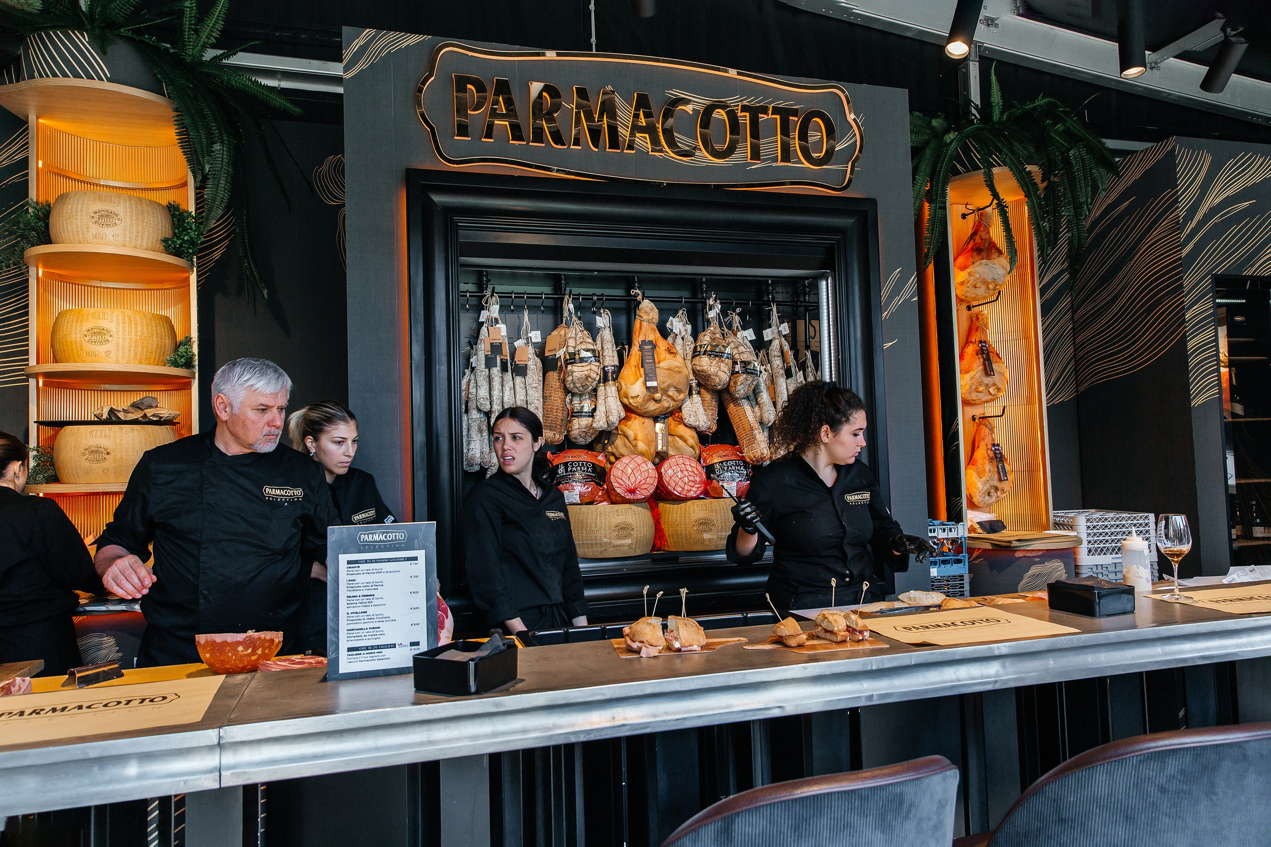 Stand Parmacotto Group alla fiera Cibus 2024 a Parma, Il prosciutto cotto da maiale nero e i panini stellati