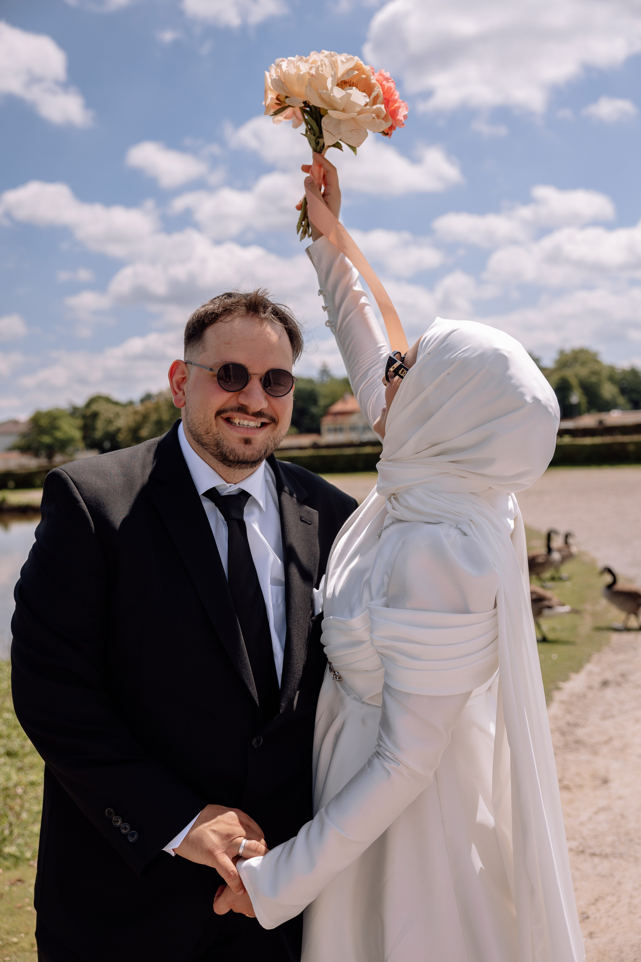 Paar tanzt lachend im Schlossgarten Nymphenburg