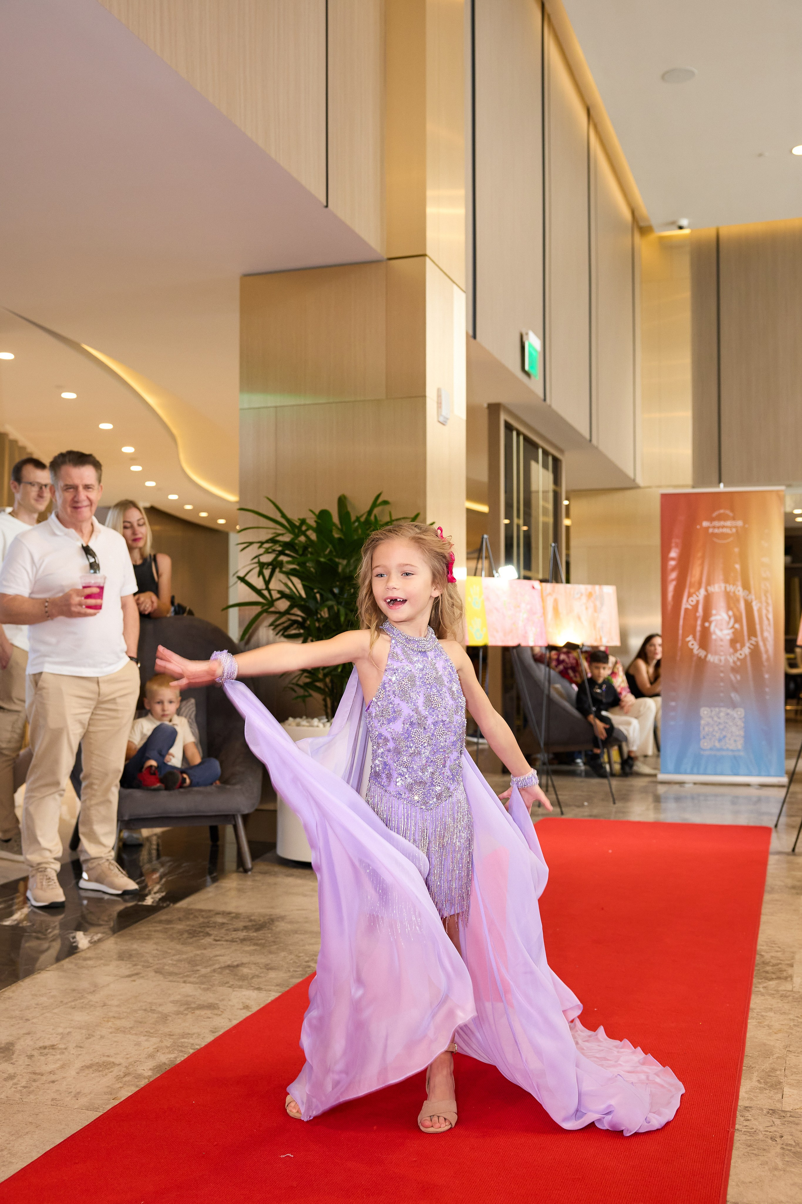 Авторская благотворительная художественная выставка Дианы Бортник. Фотограф Юлия Маковеева