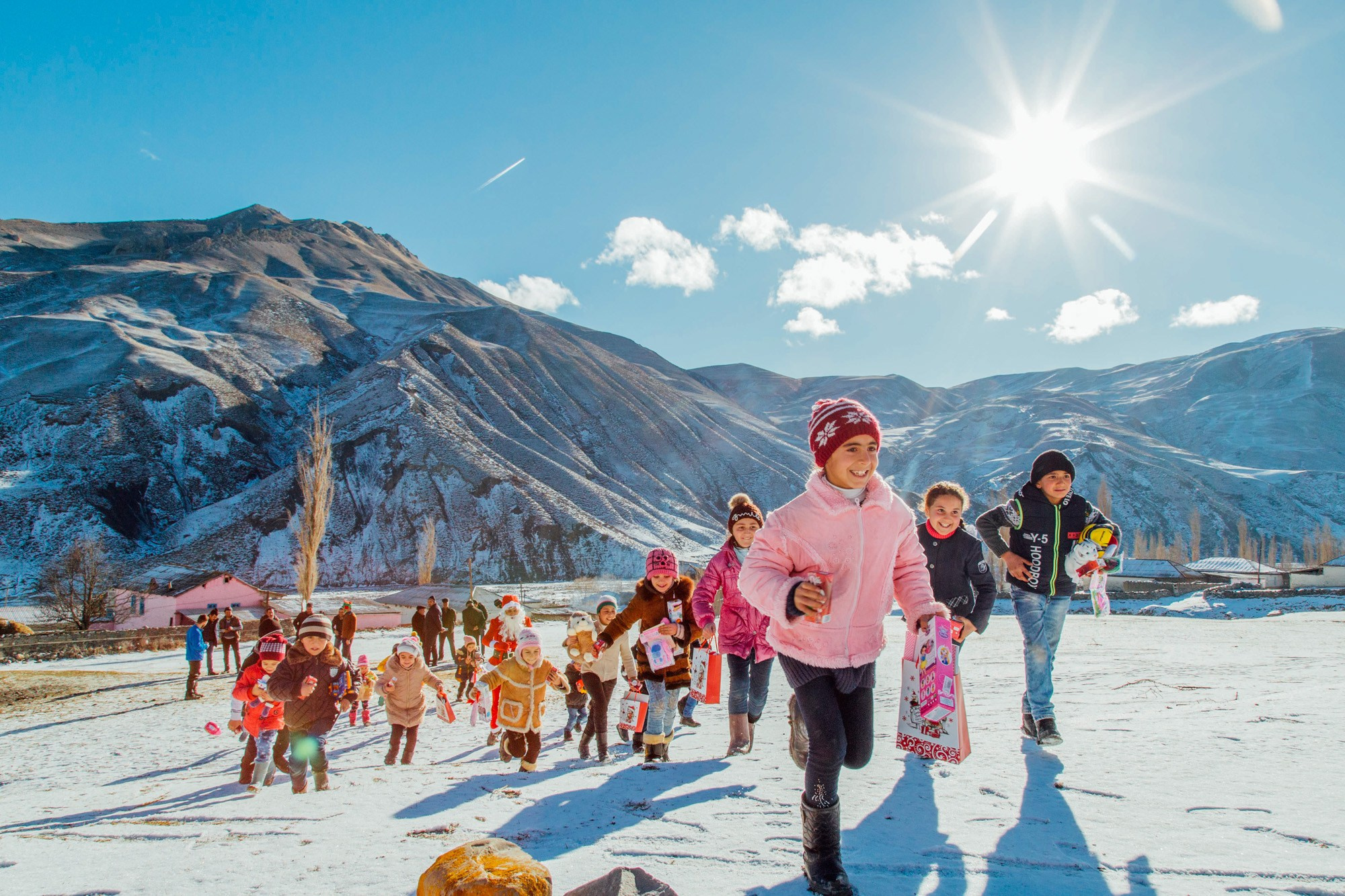 Şaxta Baba Ucqar Dağ Kəndlərində - Sosial Layihə. Bakıda Peşəkar Tədbir, Love Story və Təbiət Fotoqrafı — Elşən Baba