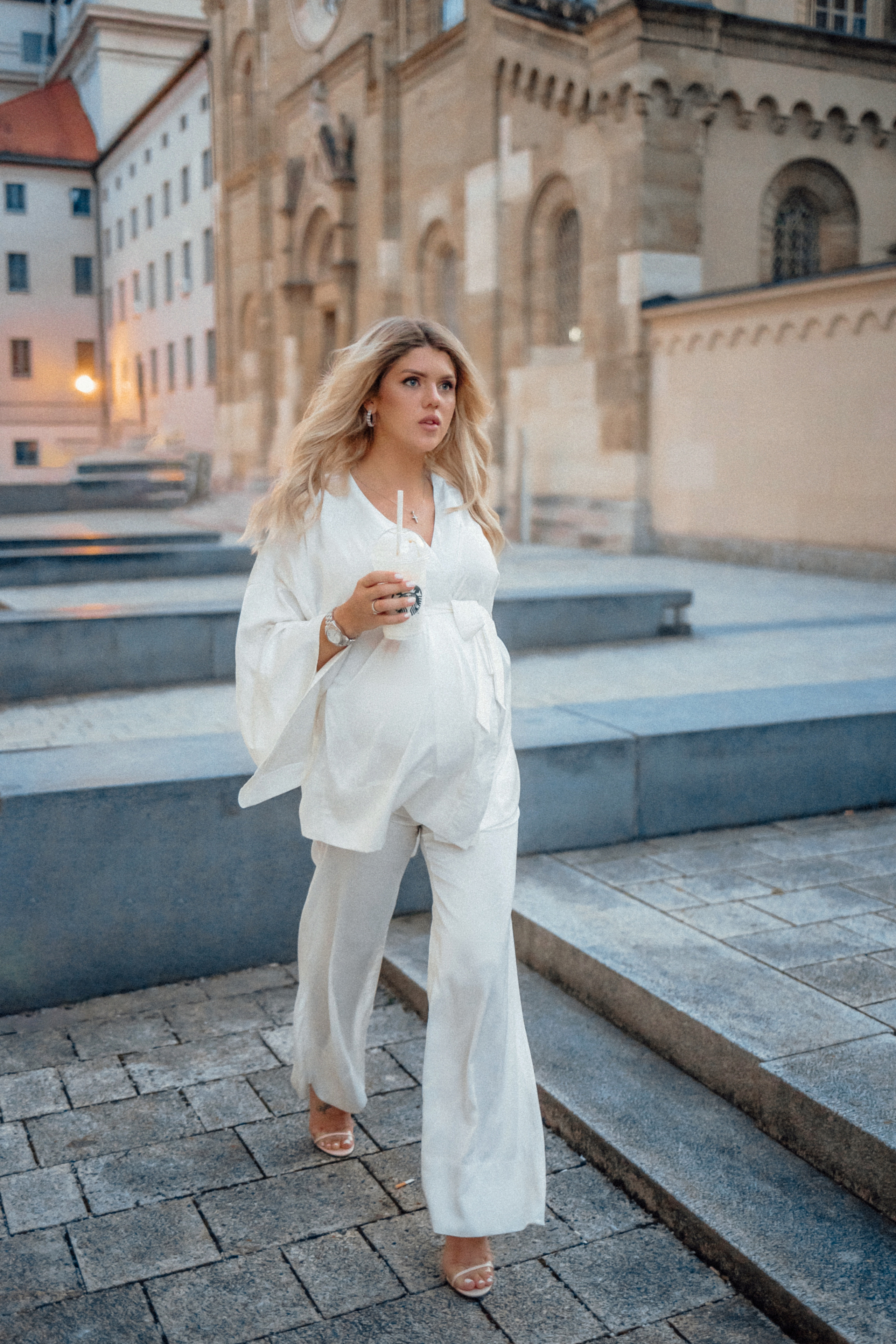 Pregnancy street style. Family photograph in Munich Anastasia Vorobtsova