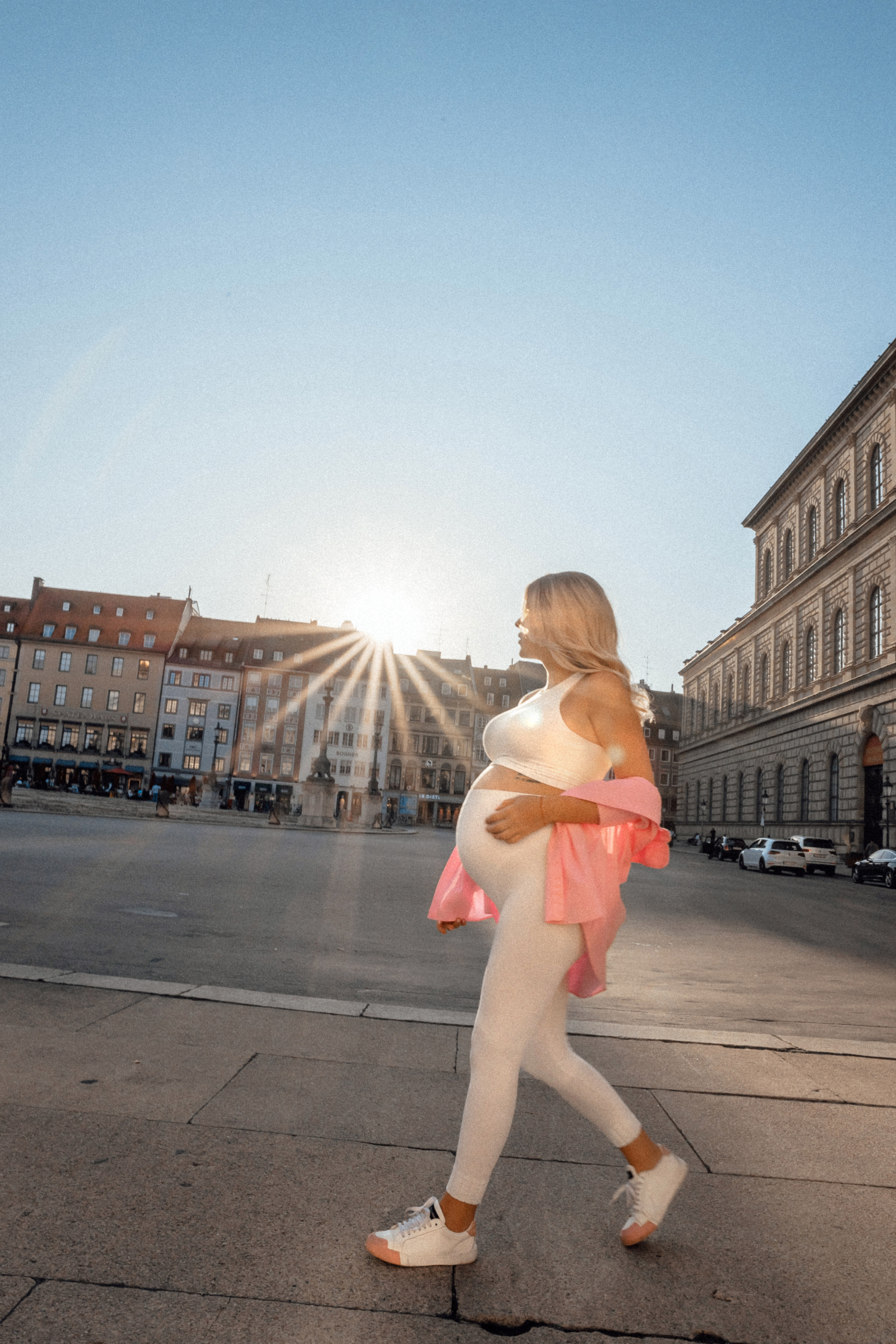 Pregnancy street style. Family photograph in Munich Anastasia Vorobtsova