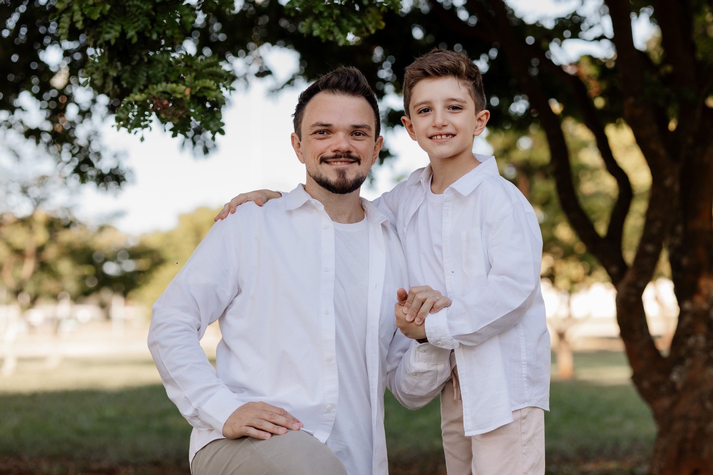 Pai e filho brincam juntos durante o ensaio.