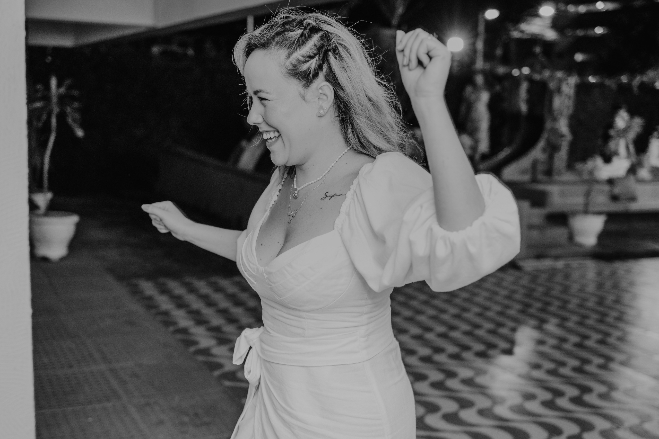 Mãe se divertindo durante festa infantil