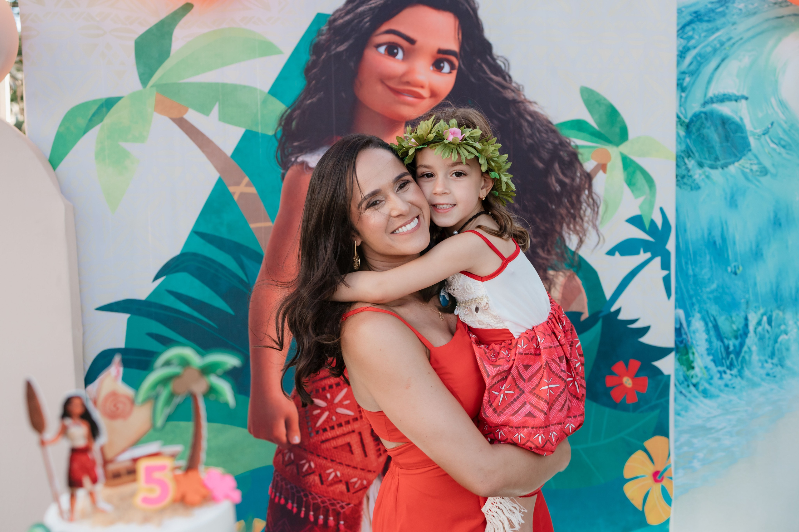 Mãe e filha posando na decoração da festa infantil