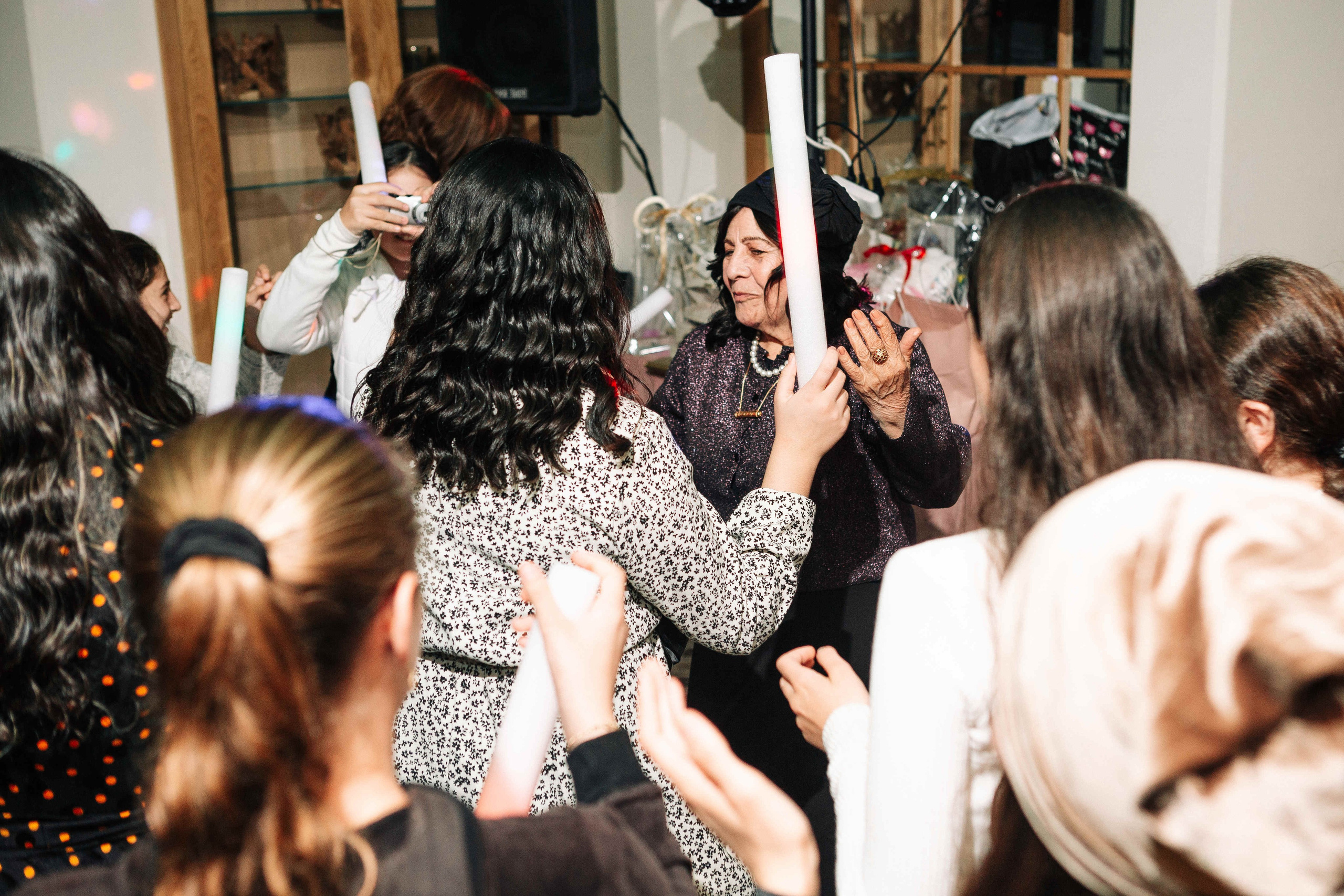 PARTY IN A RESTAURANT WITH THE WHOLE FAMILY. Https://shi-photo.com/
