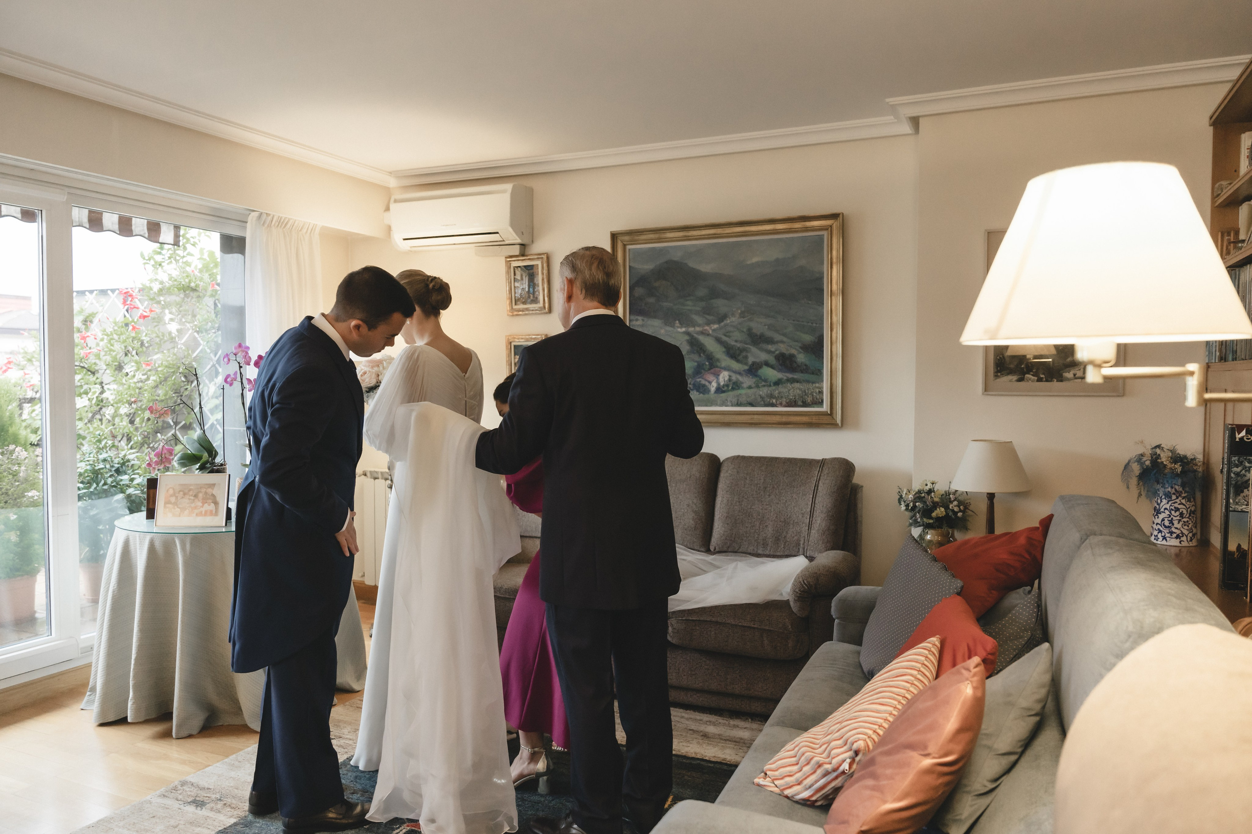 Elegancia y alegría familiar. Boda de Andrés y Lucía en San Sebastián. Holigood foto y video reportaje de bodas en San Sebastián y Europa