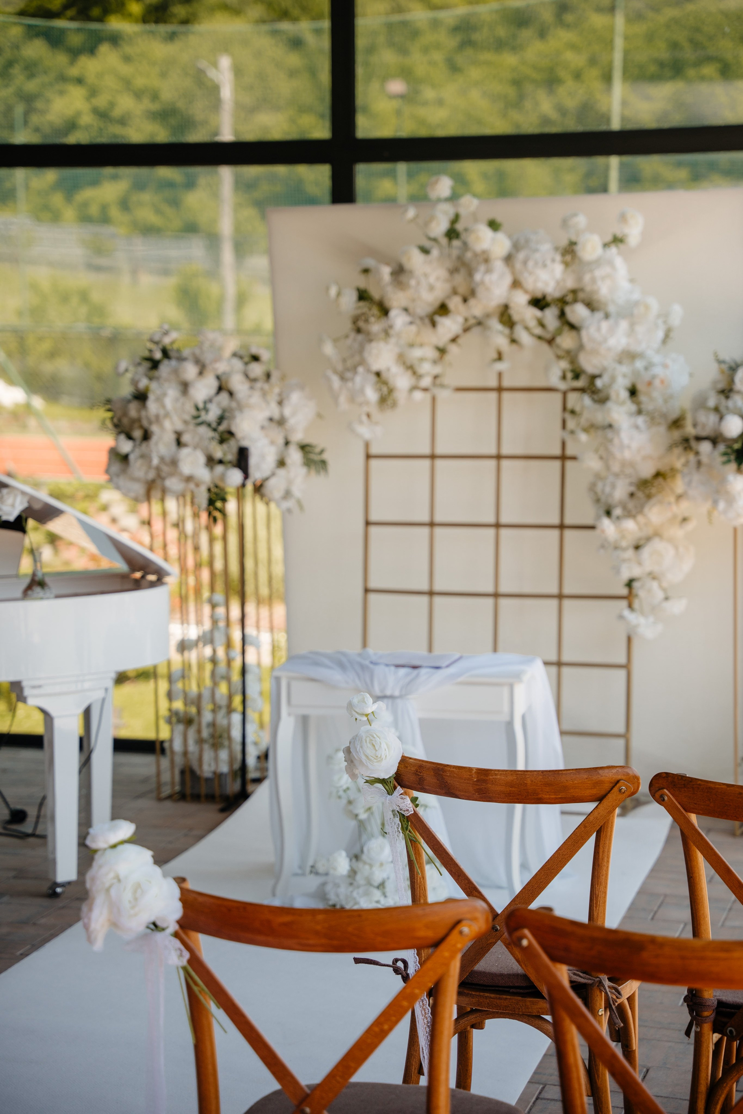 Decor ceremonie in aer liber cu flori albe la Green Property Dofteana