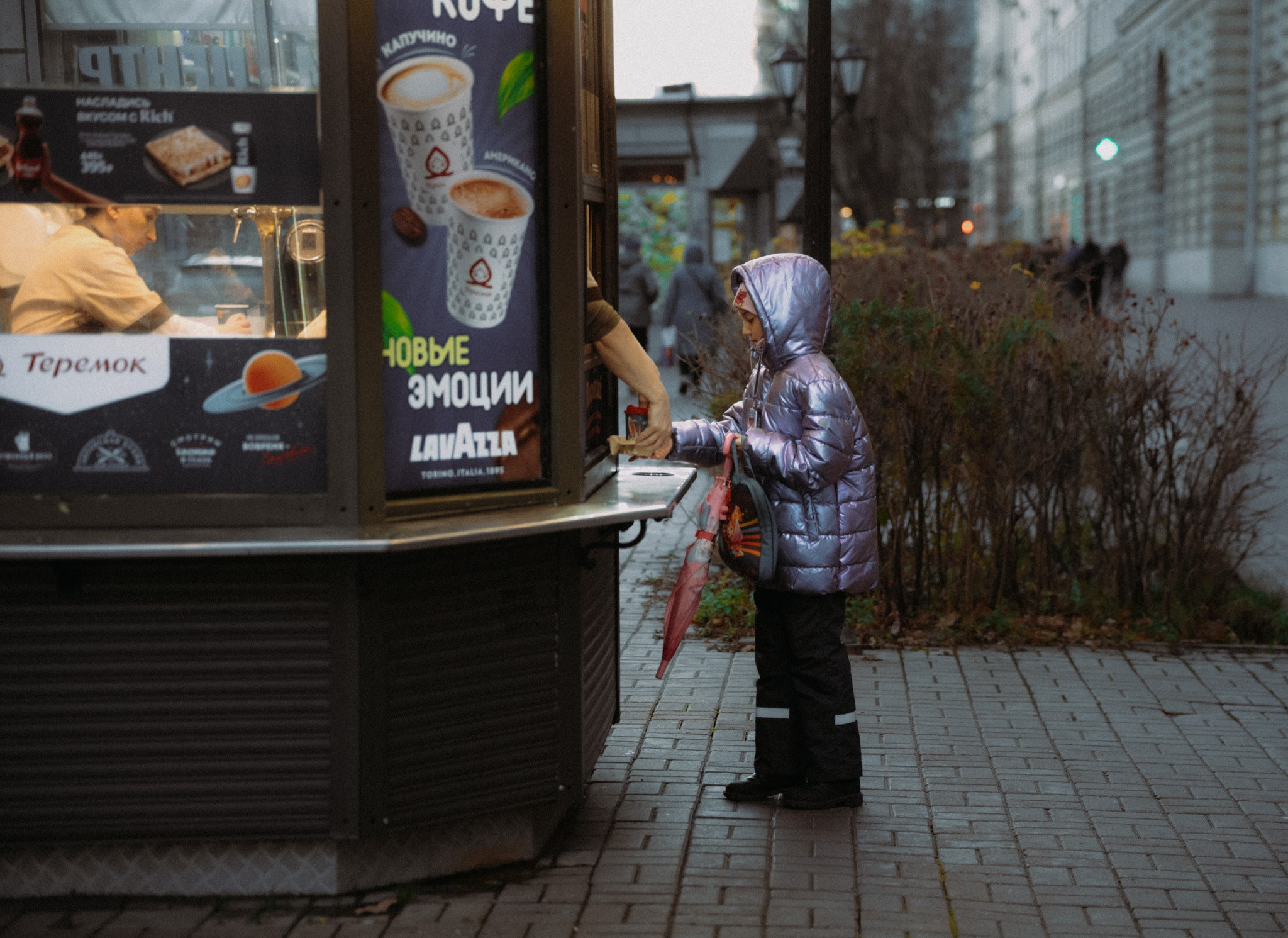 2025. Стрит-фотография, полная абсурда, идиотизма и красоты