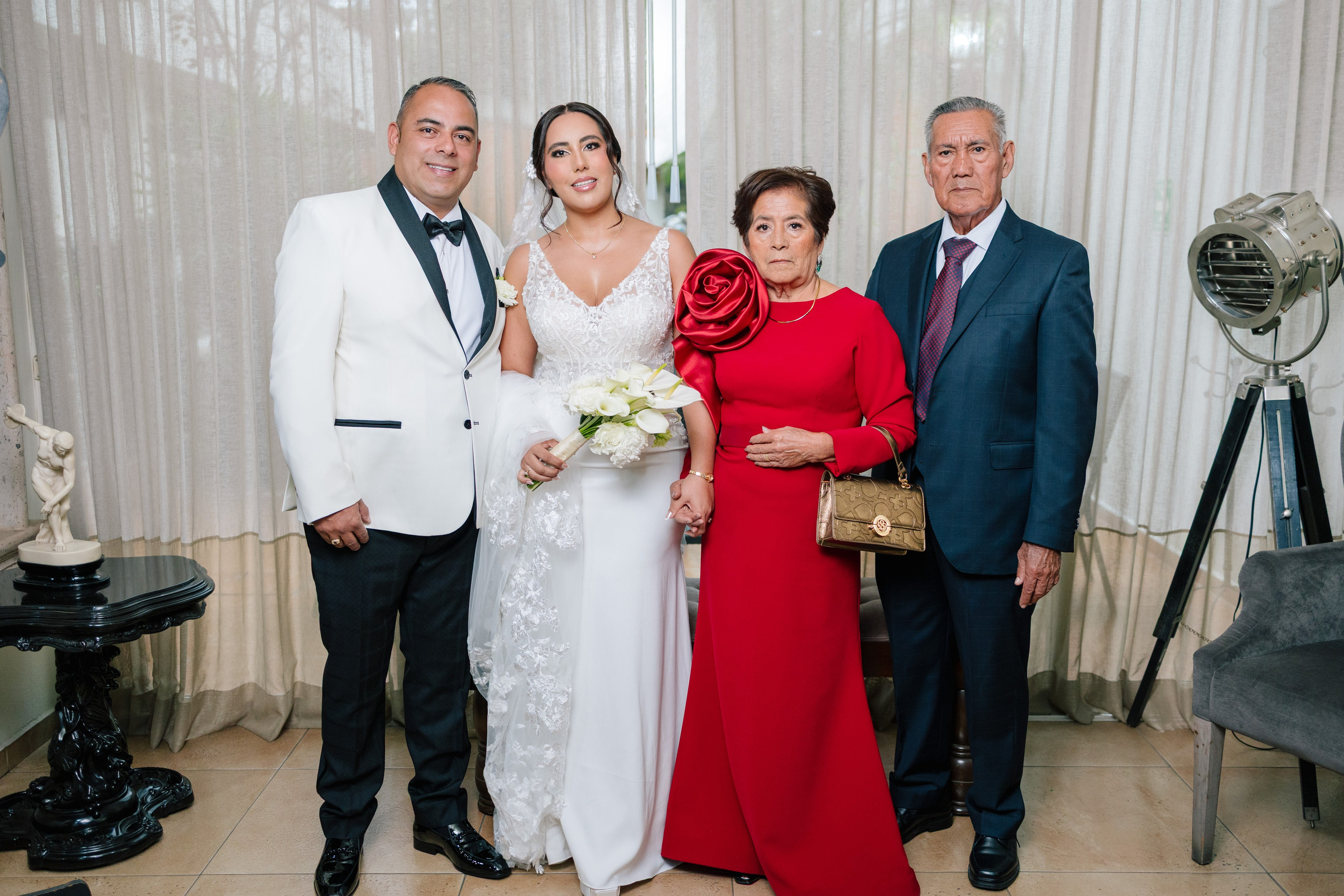 Alejandra y Salvador. Principal