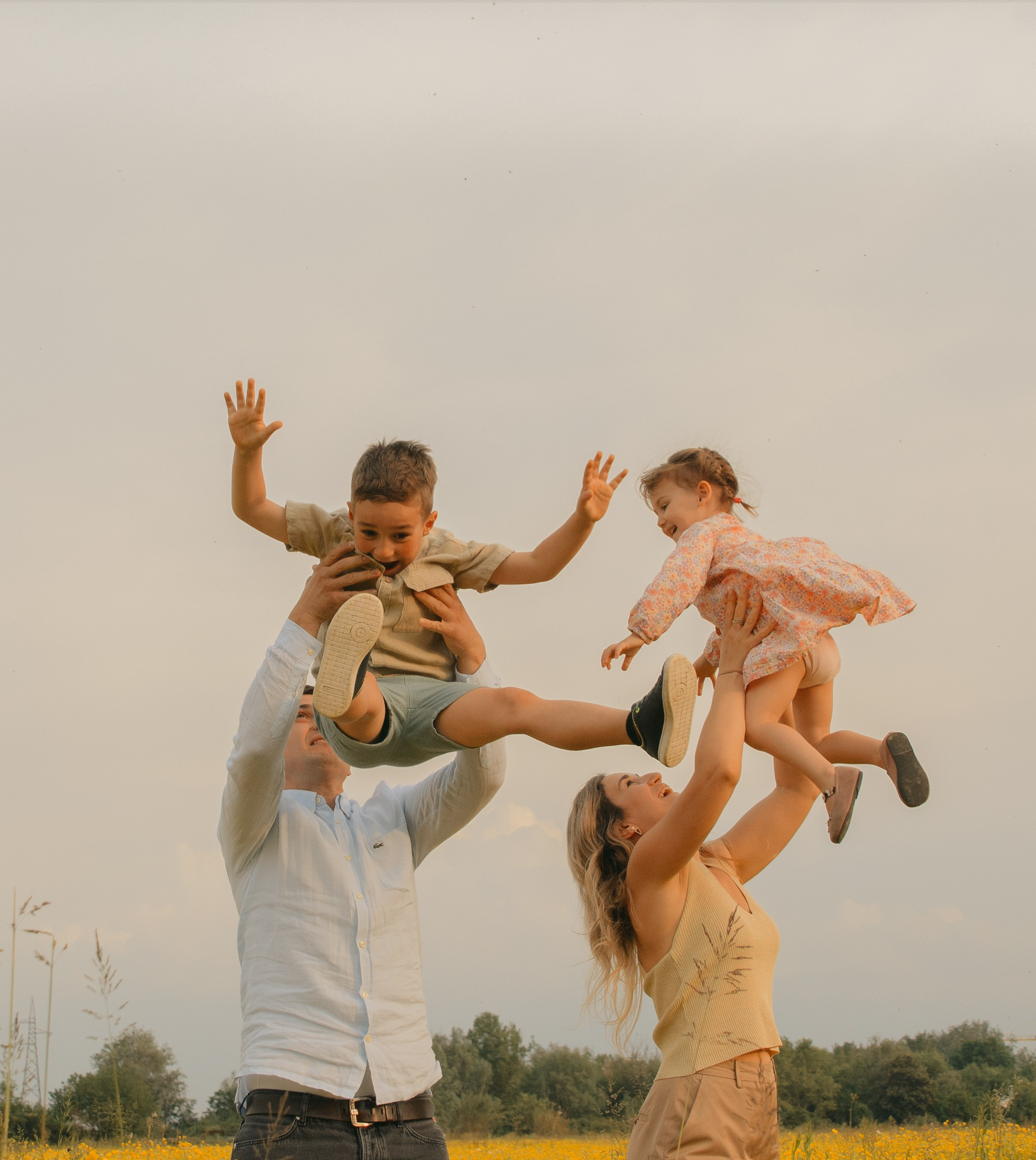 Milan photoshooting for family. Happy children with mummy and daddy. By Anastasiia Buchinskaia