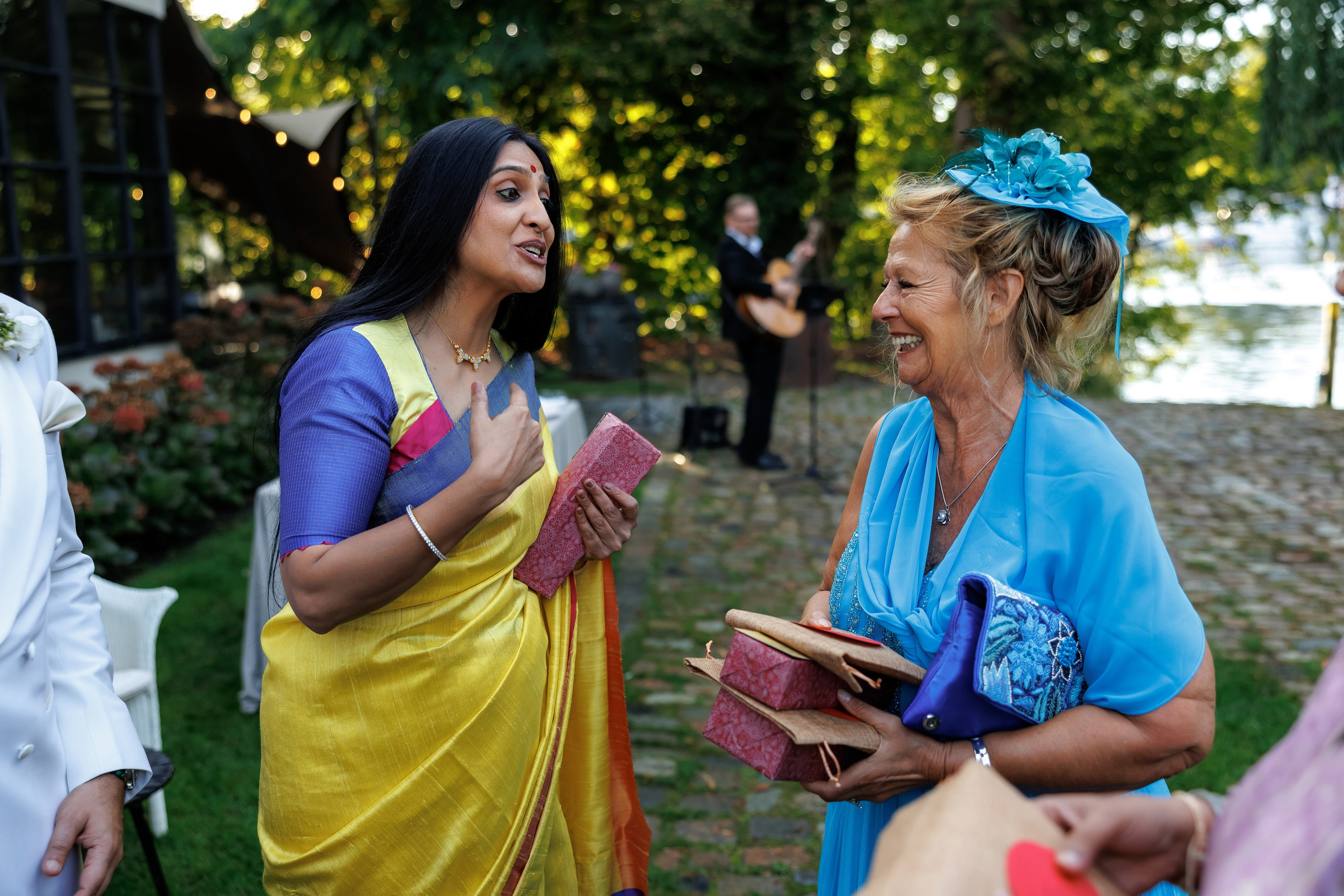 Hochzeitsgäste in farbenfrohen Saris bei der indisch-deutschen Hochzeit in Potsdam