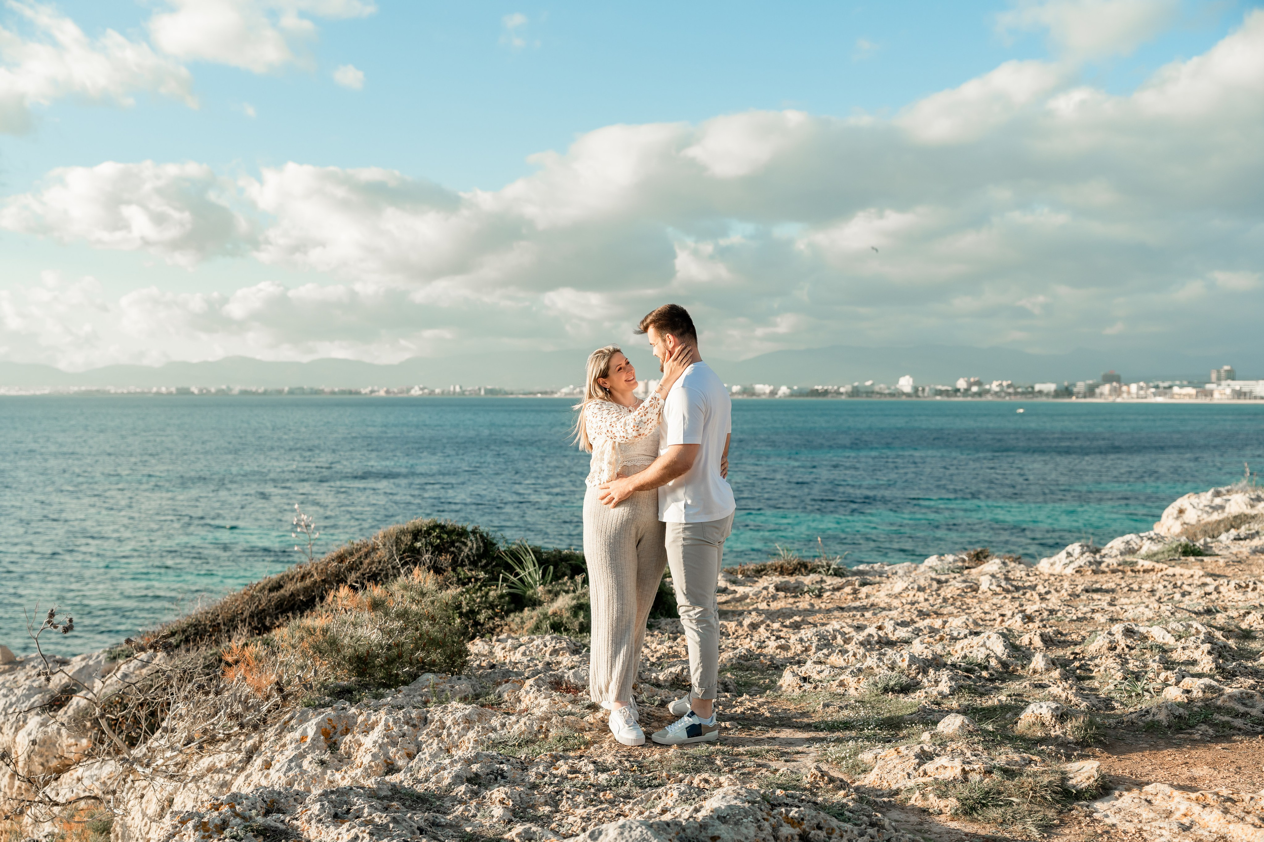 Schwangerschaftsshooting am Meer. Deine Fotografin auf Mallorca für Familien und Business