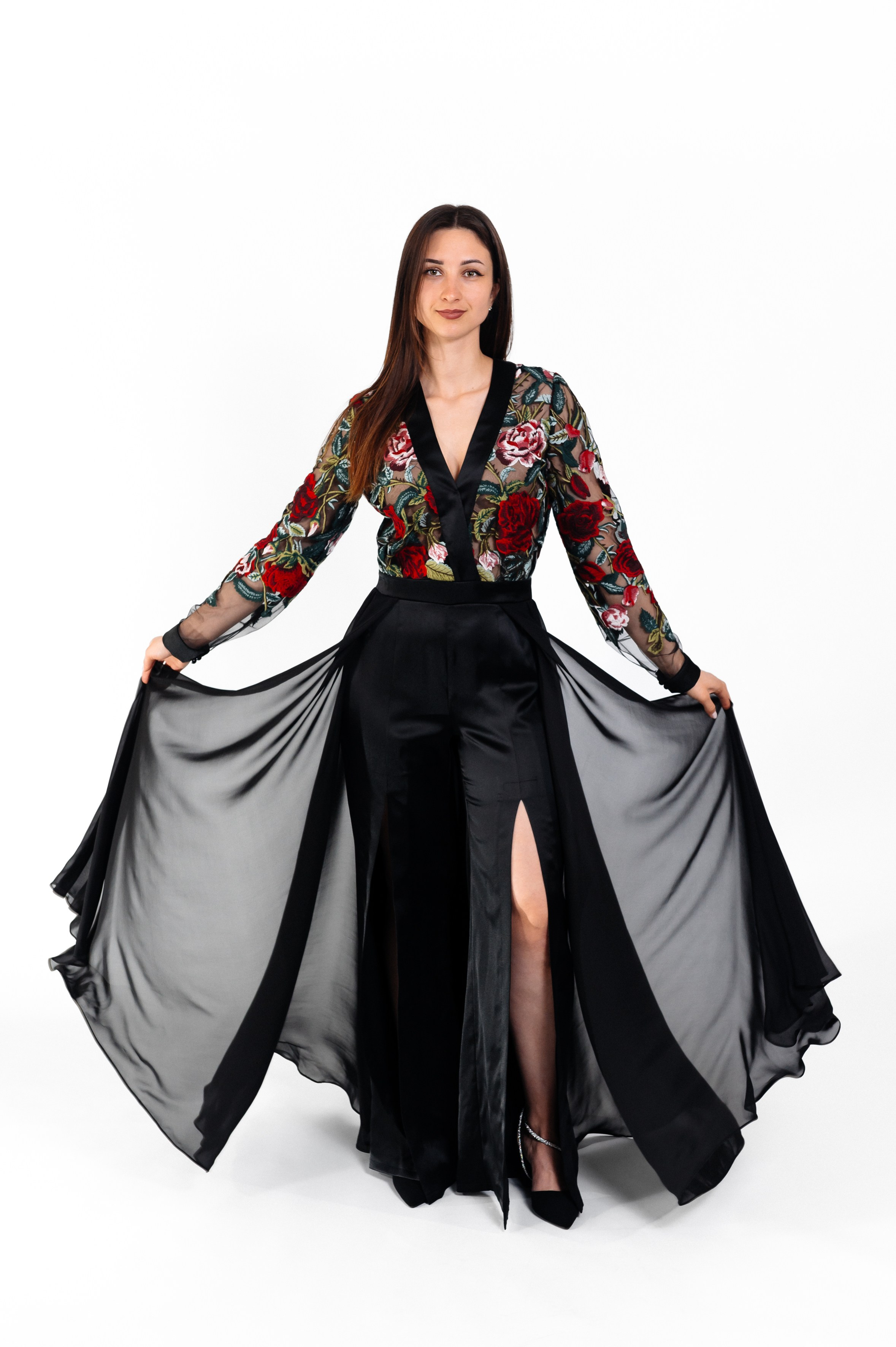 Salopetă din broderie. Designer vestimentar: elaborarea, proiectarea și confectionare…