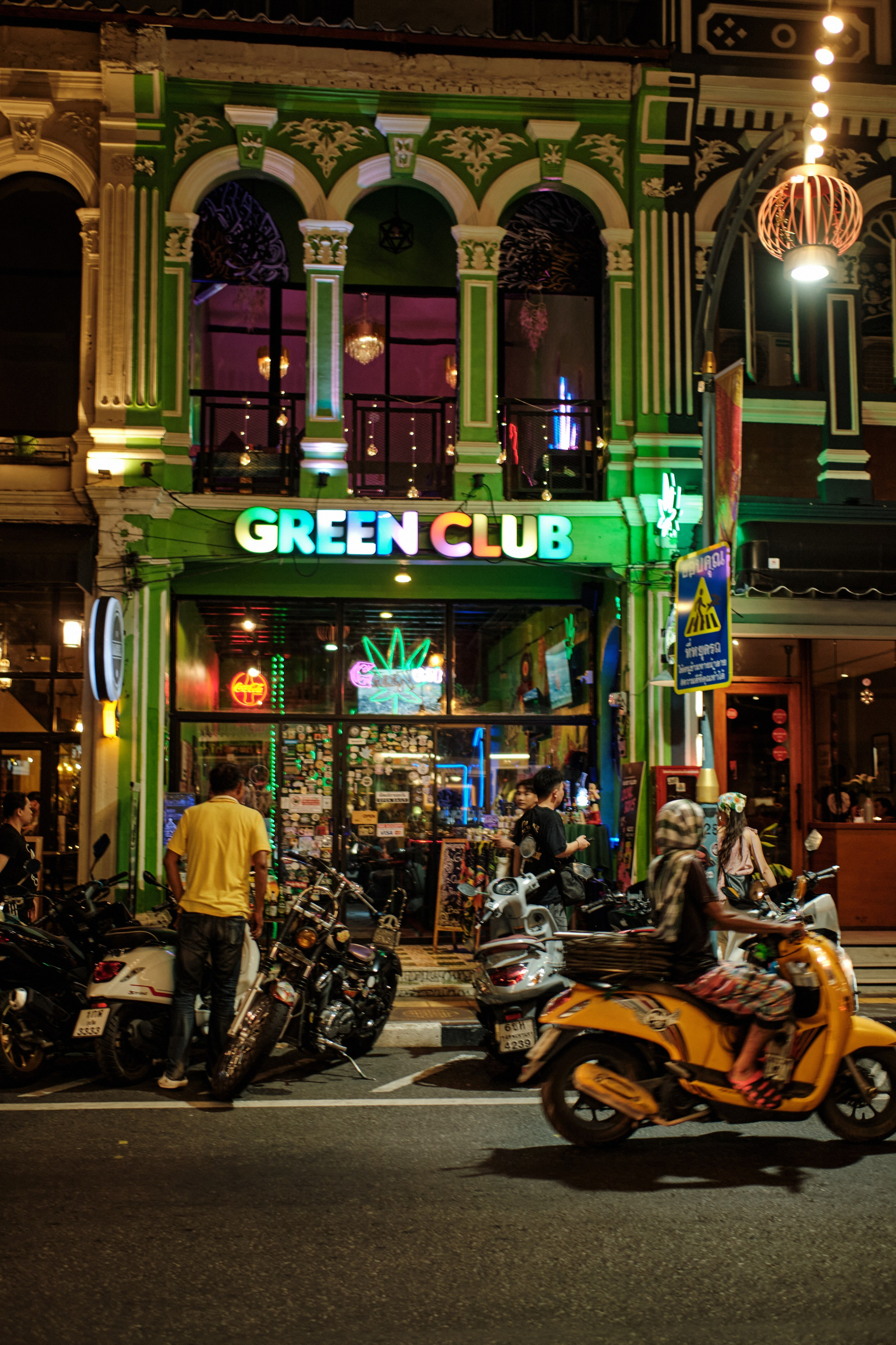 Phuket streets. New year. Portrait photographer Alena Novgorodtseva