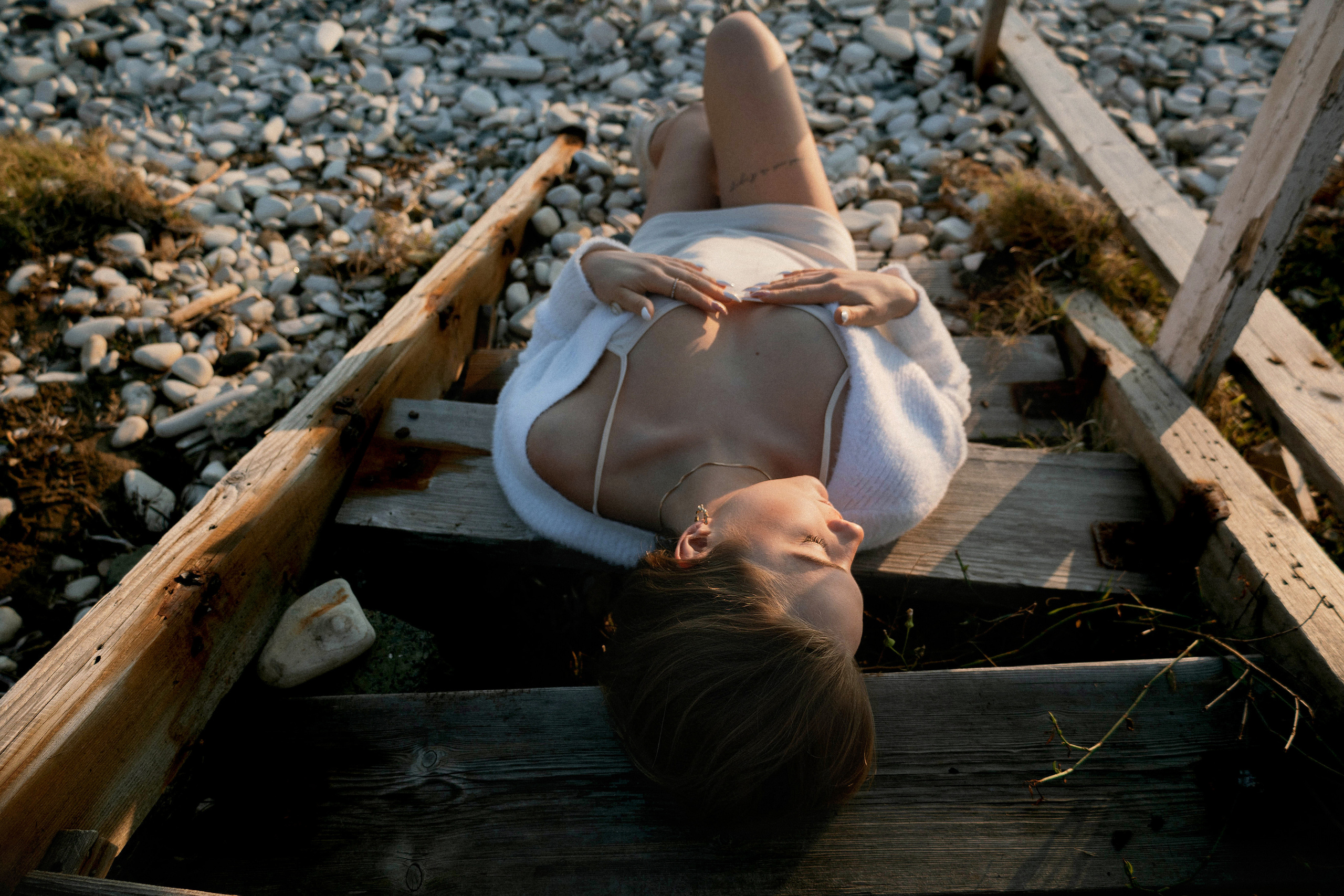 Seaside Portraits. Woman by the Morning Light. Kristina Kozheltsova- Soulful Portrait&Lifestyle&Love Story Photographer in Leipzig, Germany