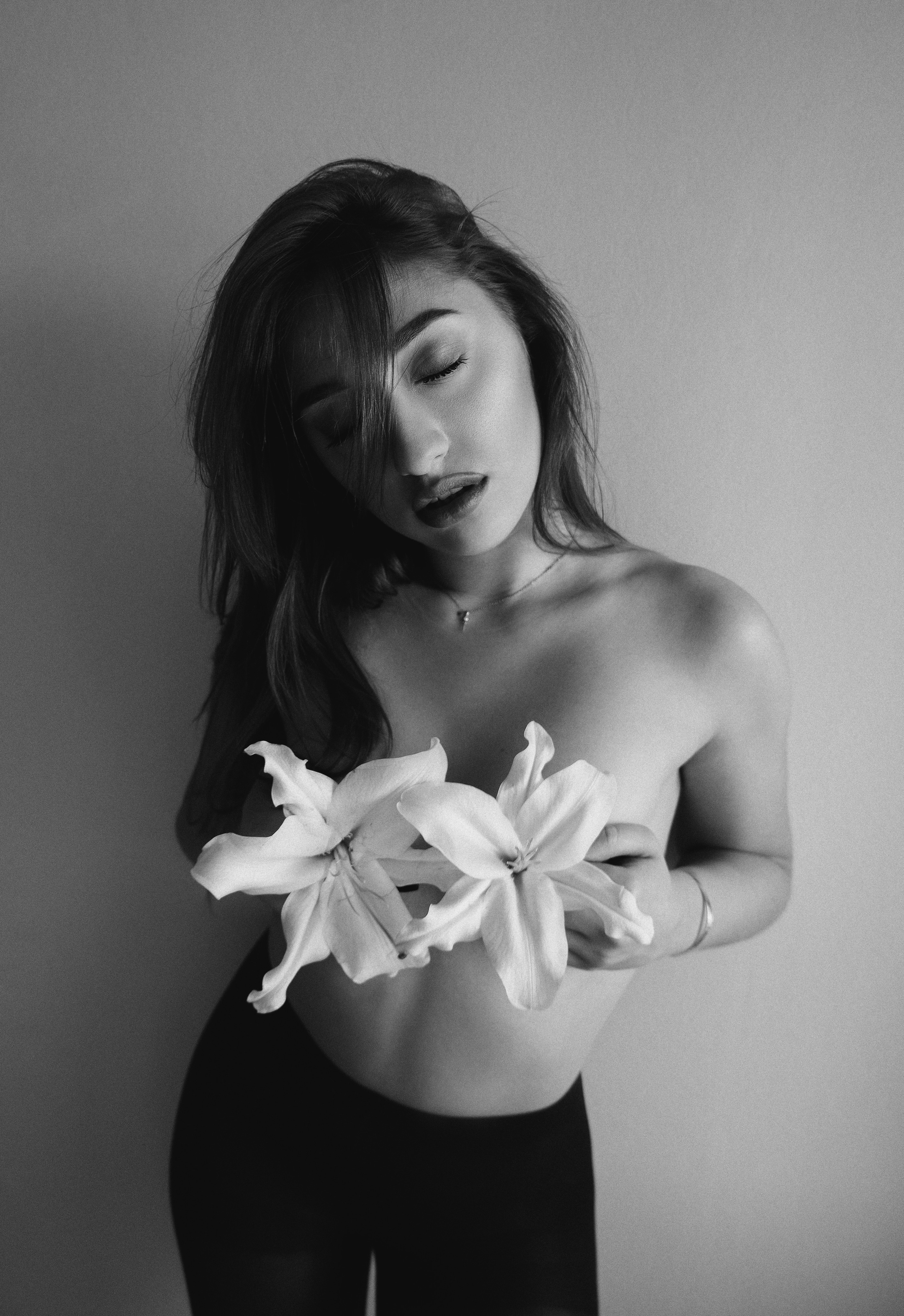 Black and White Portraits. Sensual Woman with Lilies. Kristina Kozheltsova- Soulful Portrait&Lifestyle&Love Story Photographer in Leipzig, Germany