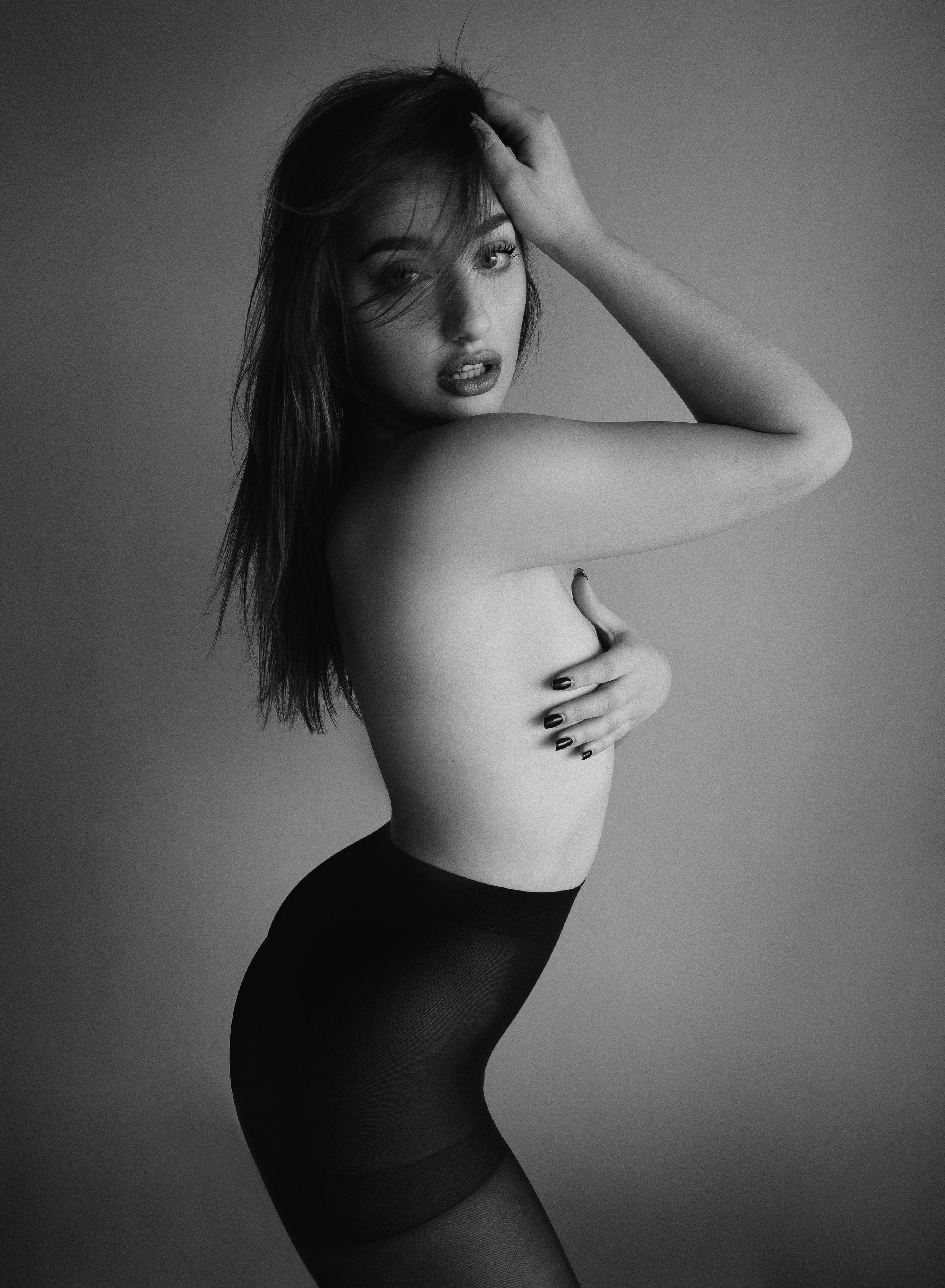 Black and White Portraits. Sensual Woman with Lilies. Kristina Kozheltsova- Soulful Portrait&Lifestyle&Love Story Photographer in Leipzig, Germany