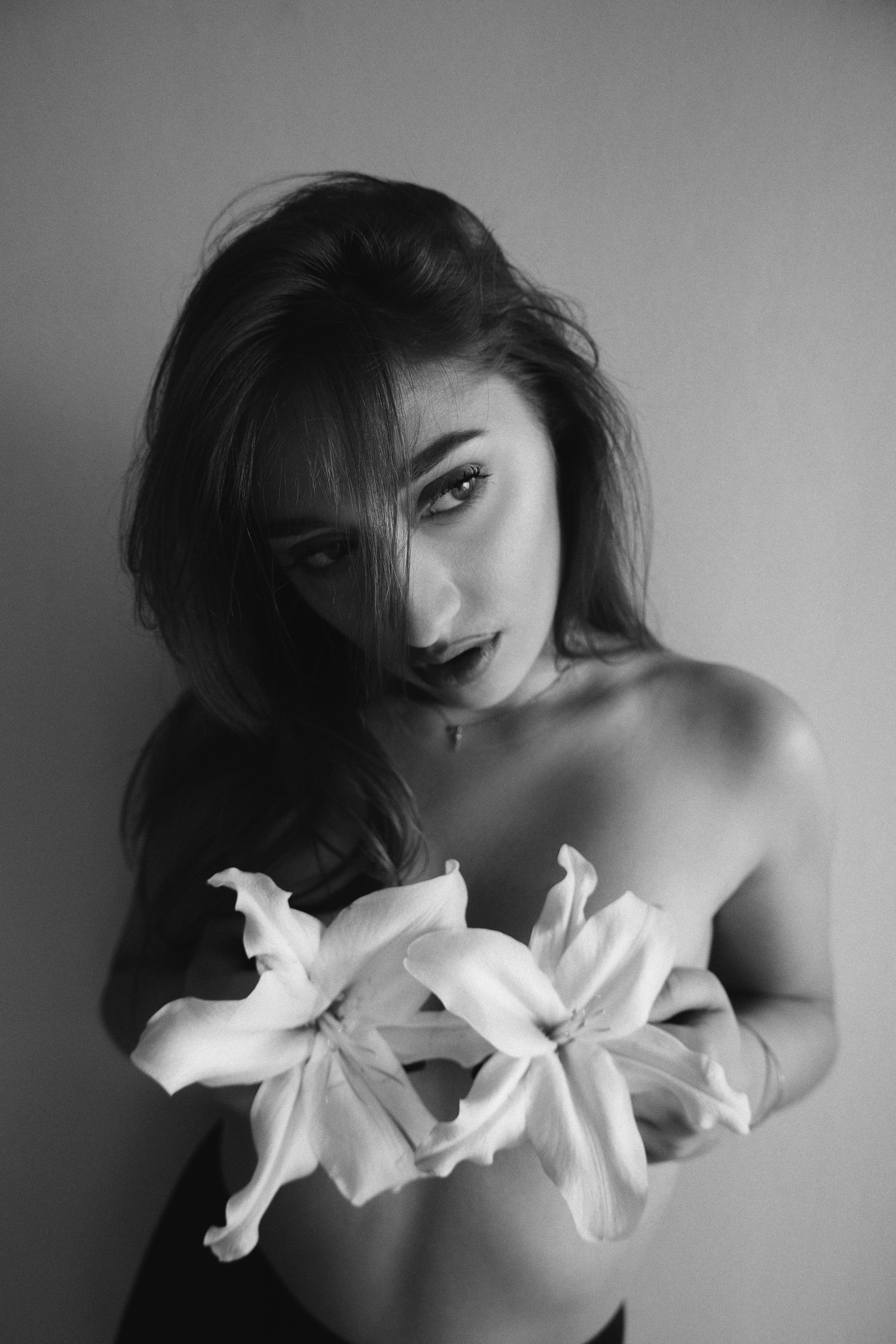 Black and White Portraits. Sensual Woman with Lilies. Kristina Kozheltsova- Soulful Portrait&Lifestyle&Love Story Photographer in Leipzig, Germany