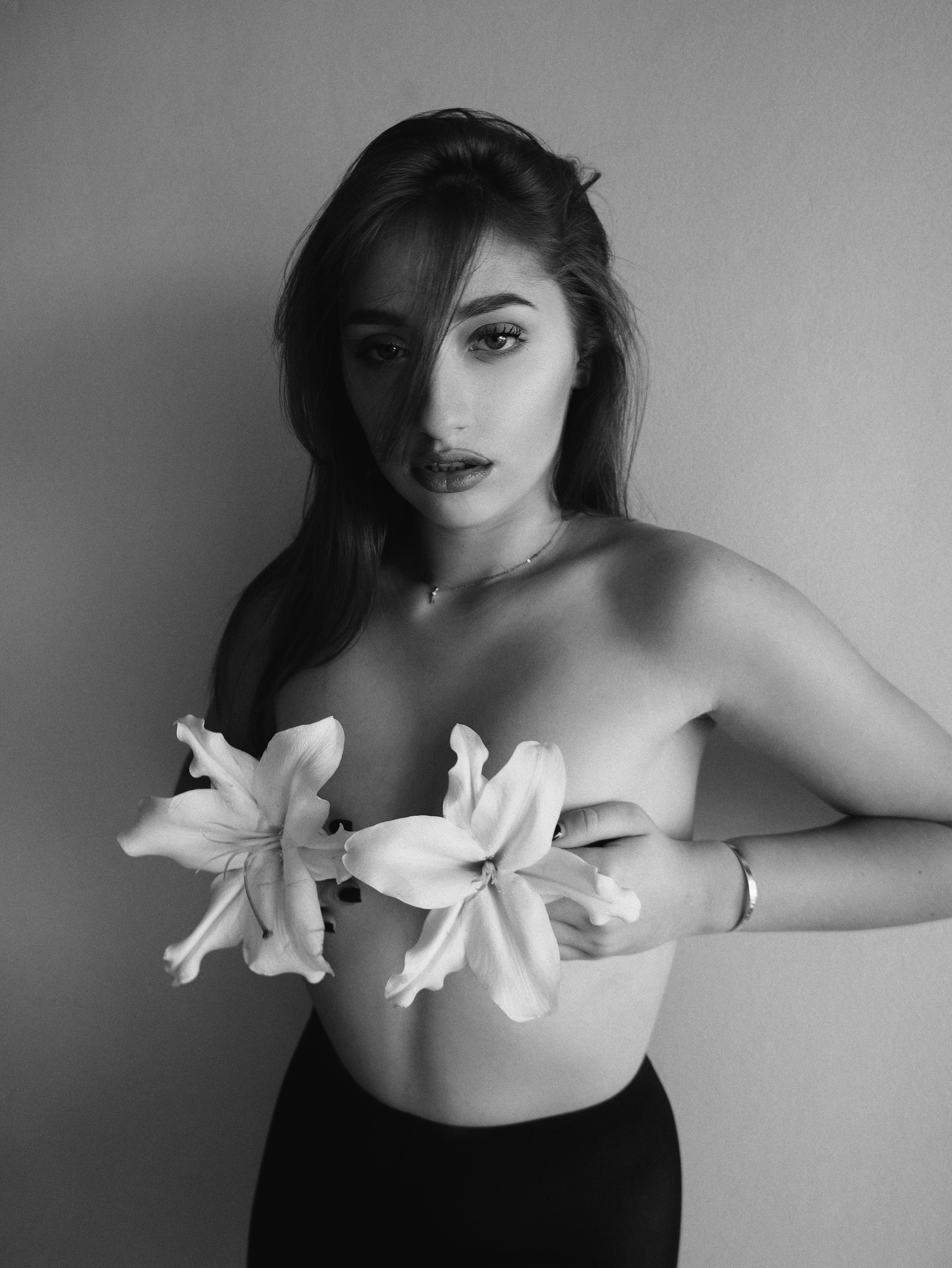 Black and White Portraits. Sensual Woman with Lilies. Kristina Kozheltsova- Soulful Portrait&Lifestyle&Love Story Photographer in Leipzig, Germany