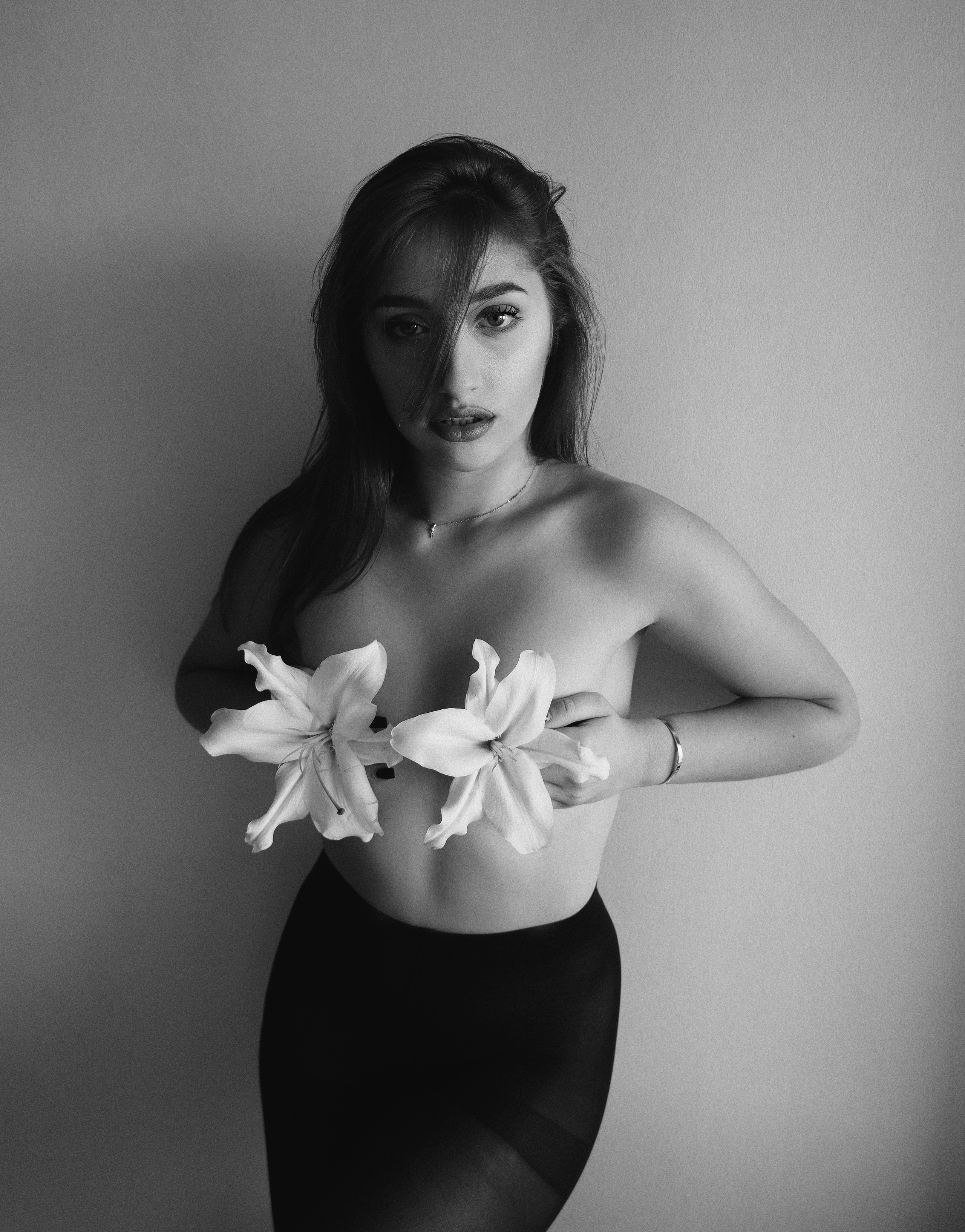 Black and White Portraits. Sensual Woman with Lilies. Kristina Kozheltsova- Soulful Portrait&Lifestyle&Love Story Photographer in Leipzig, Germany
