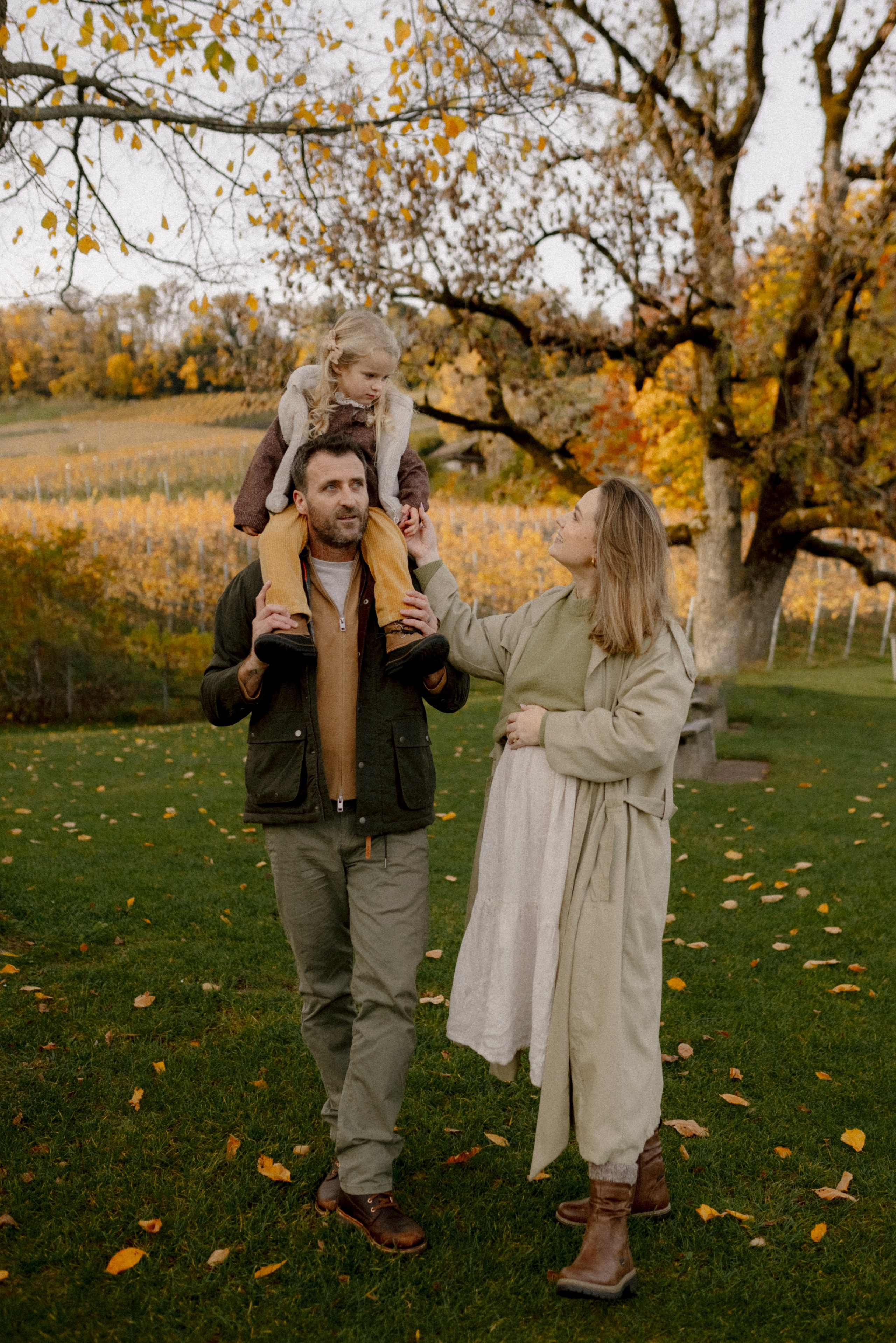 Under the Tree. Polina Sobol — family & documentary photographer in Bern. Outdoor & urban photo sessions for families, kids and couples