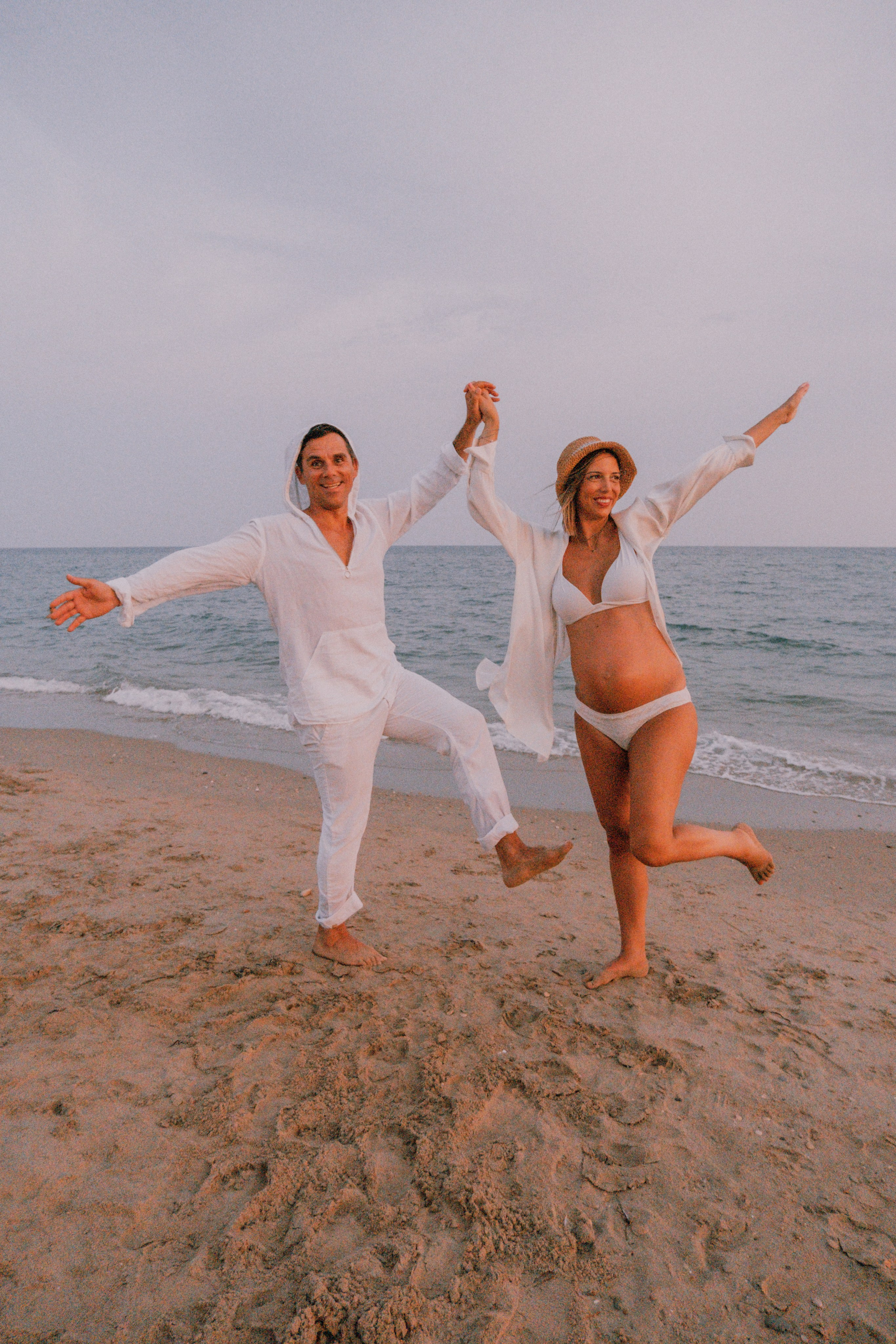 Sesión embarazo en la playa. Fotografía profesional en Calafell - Elena Medvedeva