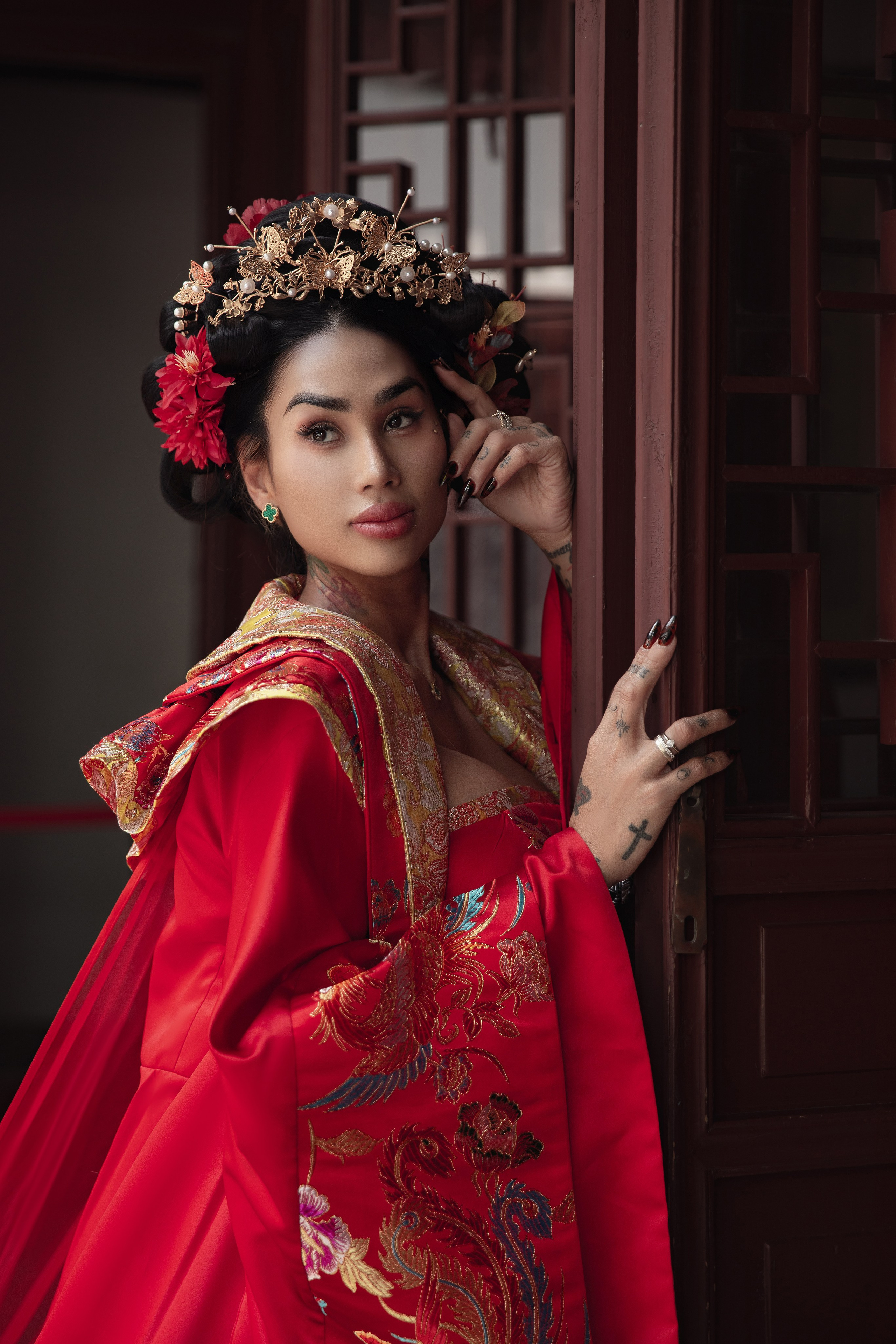 Китайская императрица в красном наряде с золотыми украшениями