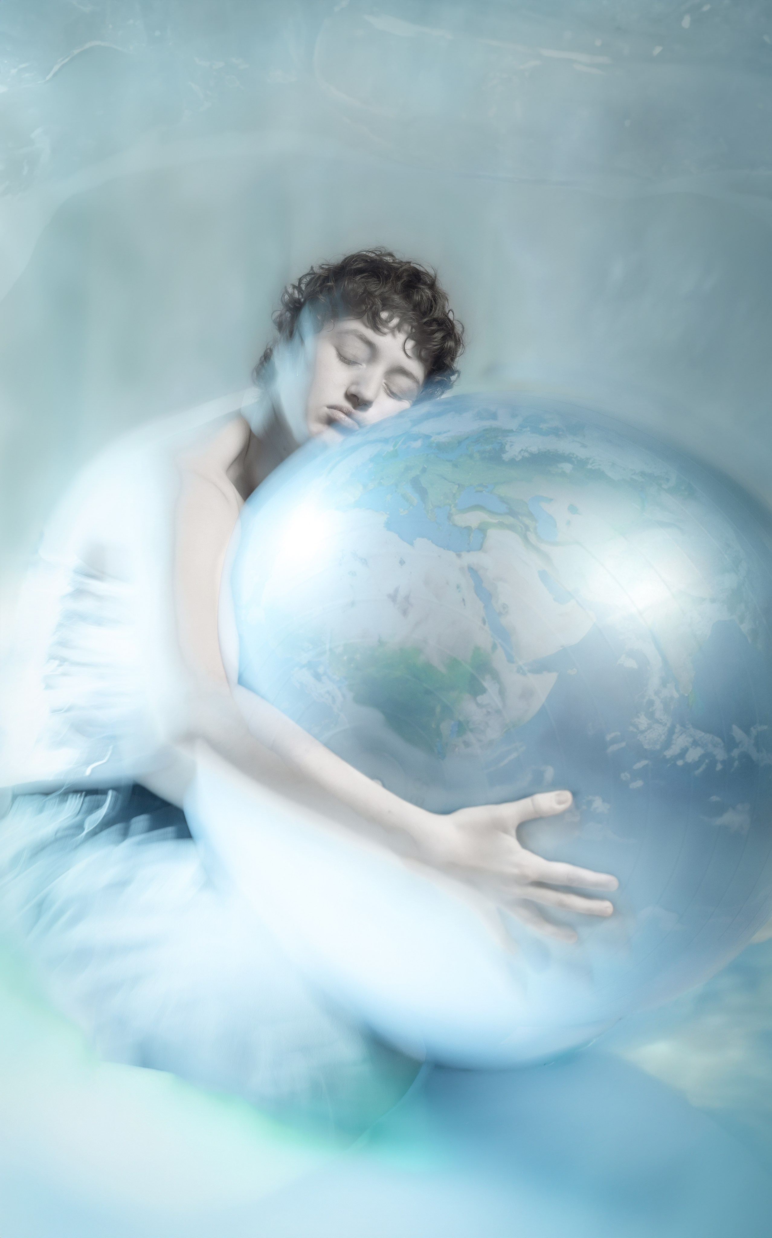 Creatives Fotoshooting einer Tänzerin in Salzburg mit einer Erdkugel