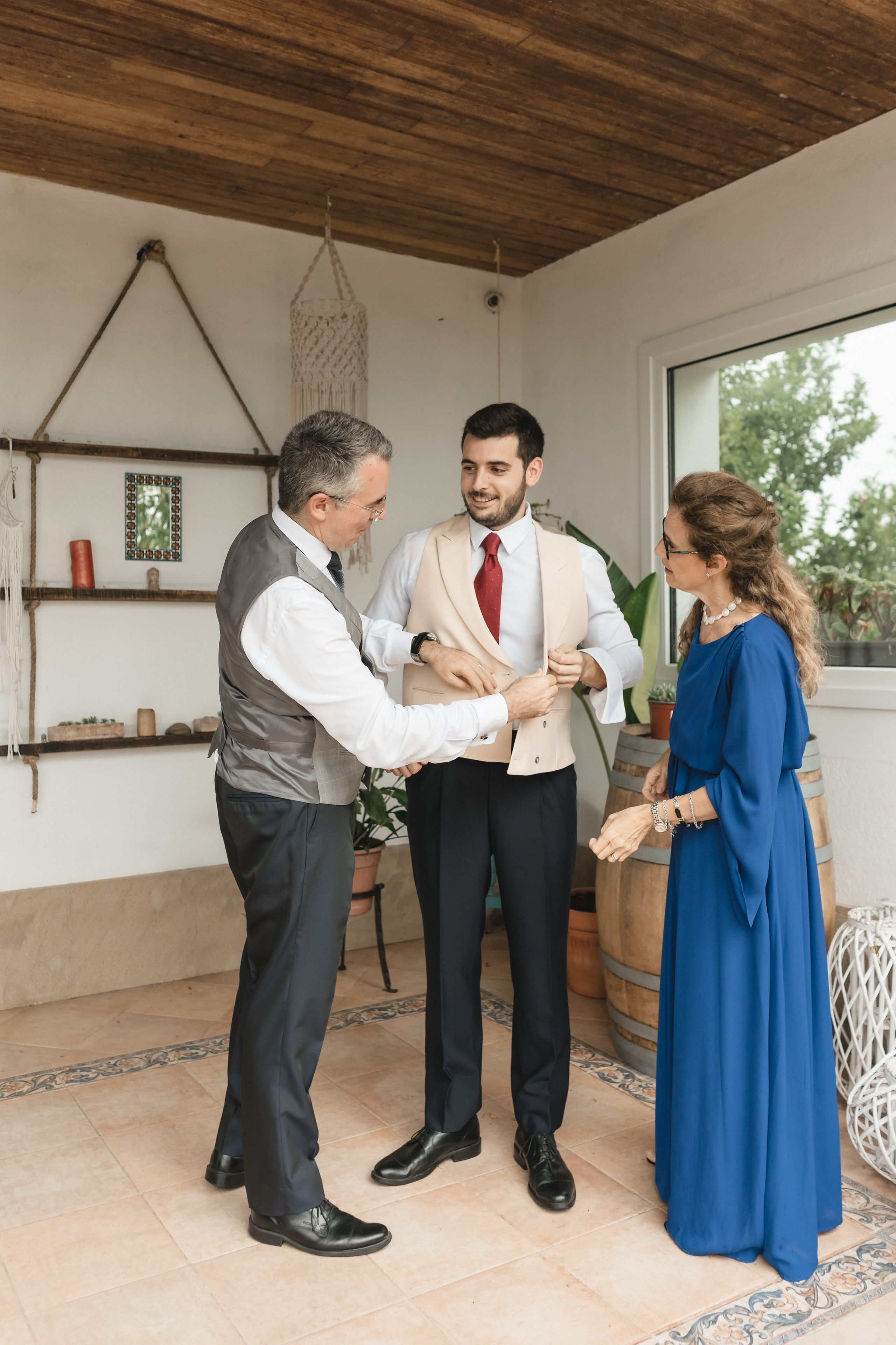 Elegancia y alegría familiar. Boda de Andrés y Lucía en San Sebastián. Holigood foto y video reportaje de bodas en San Sebastián y Europa