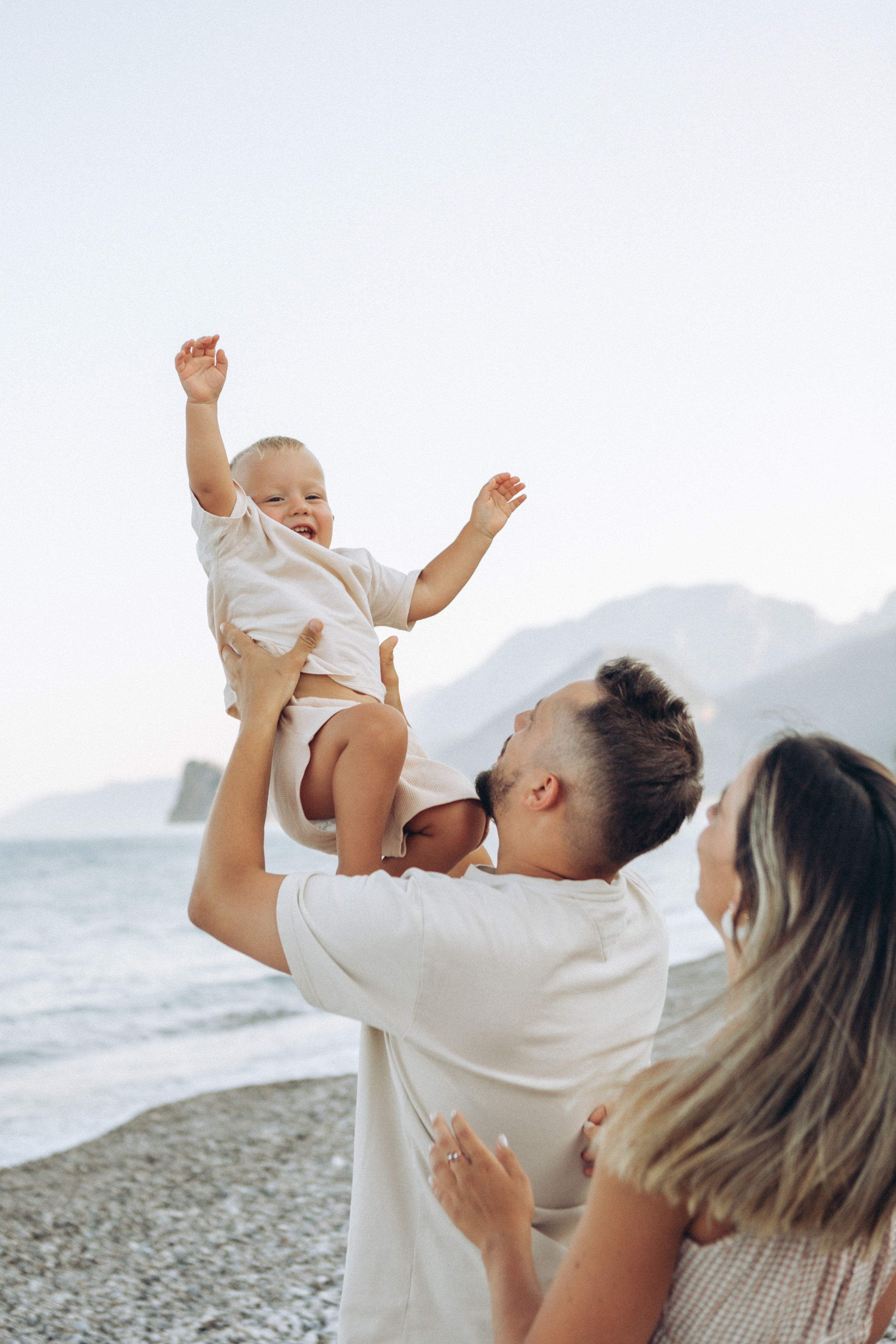 Семейная фотосессия на красивом пляже. Фотограф в Анталии, Кемере и Белеке