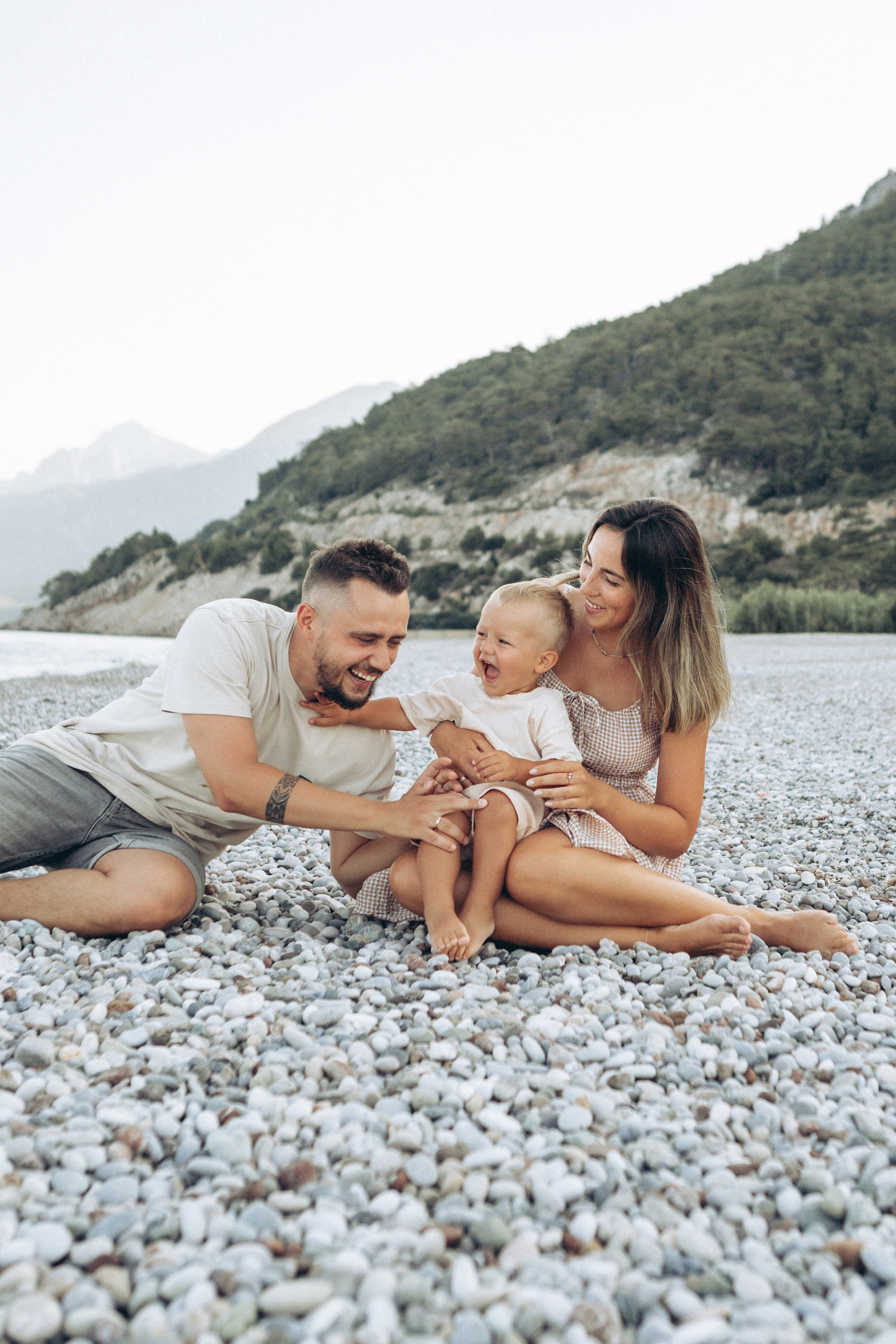 Семейная фотосессия на красивом пляже. Фотограф в Анталии, Кемере и Белеке
