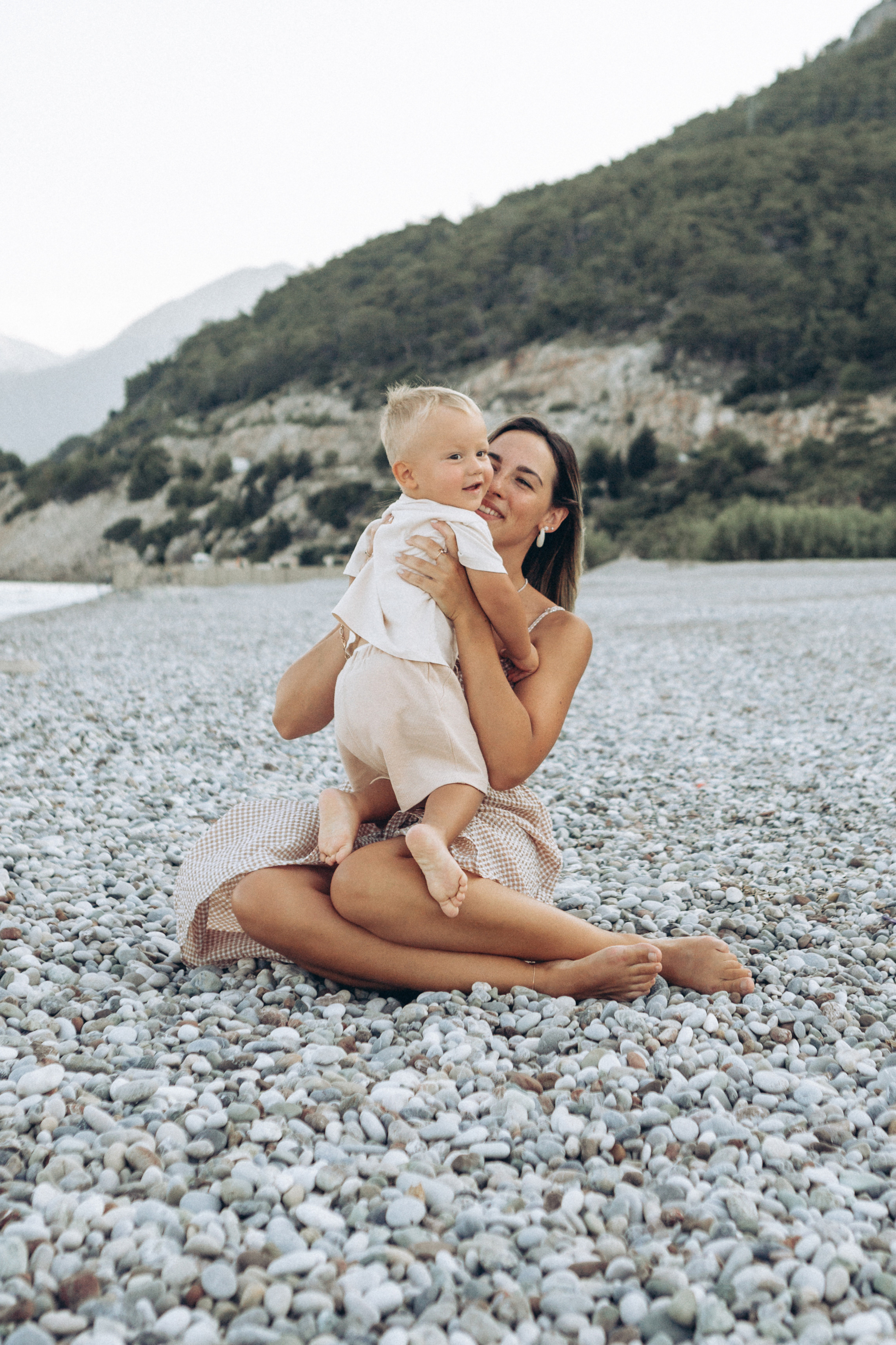 Семейная фотосессия на красивом пляже. Фотограф в Анталии, Кемере и Белеке