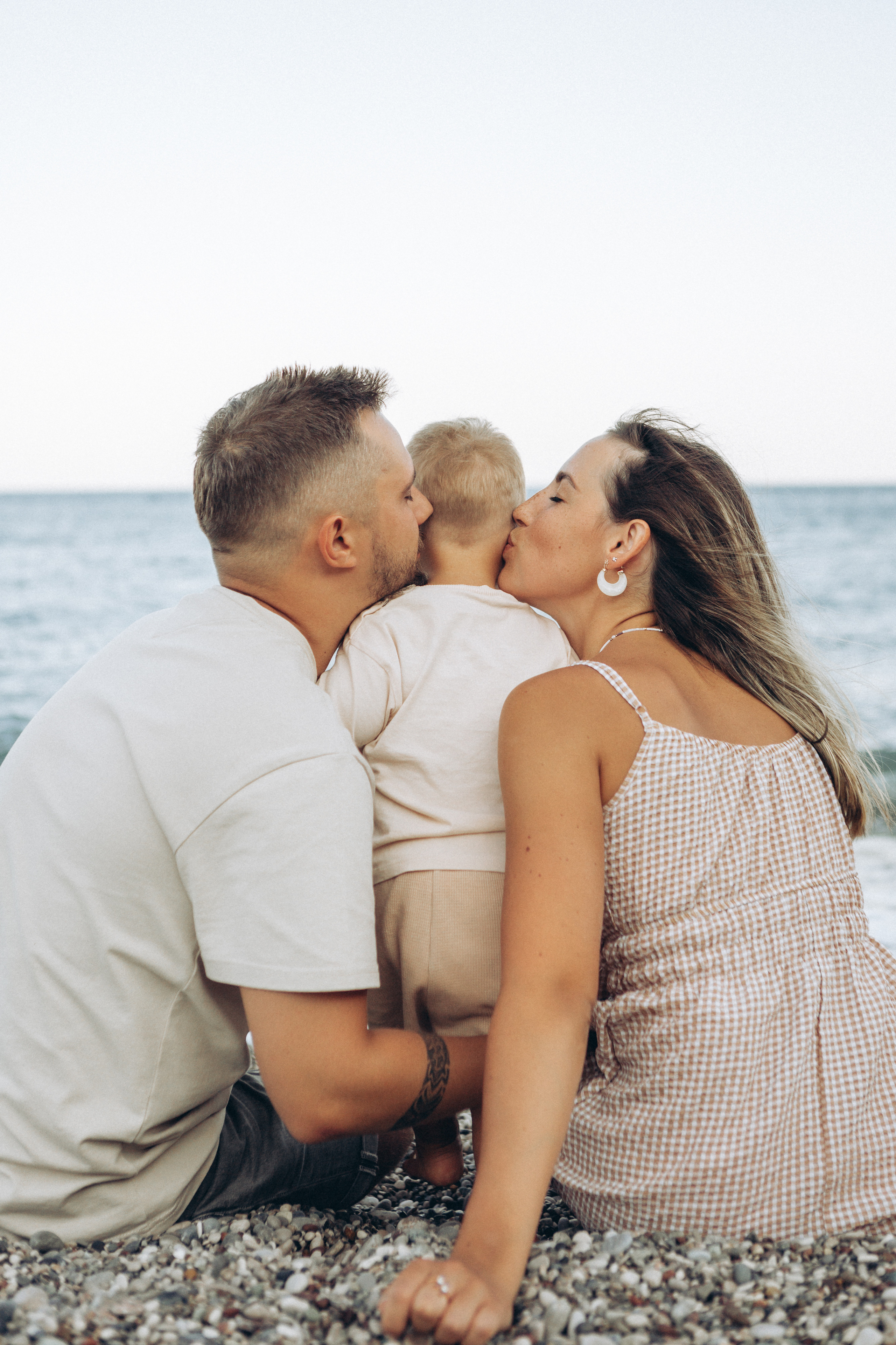 Семейная фотосессия на красивом пляже. Фотограф в Анталии, Кемере и Белеке