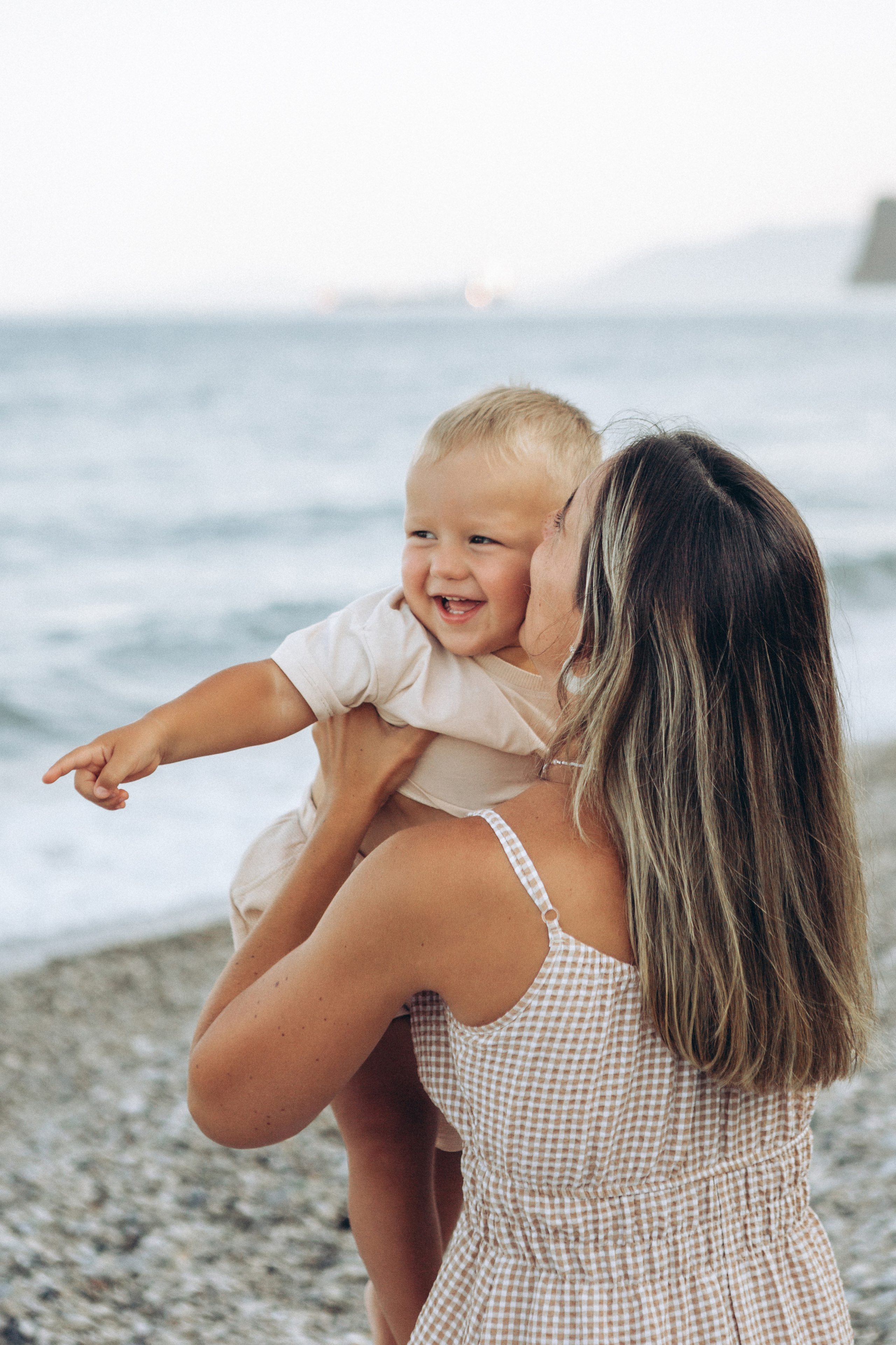 Семейная фотосессия на красивом пляже. Фотограф в Анталии, Кемере и Белеке