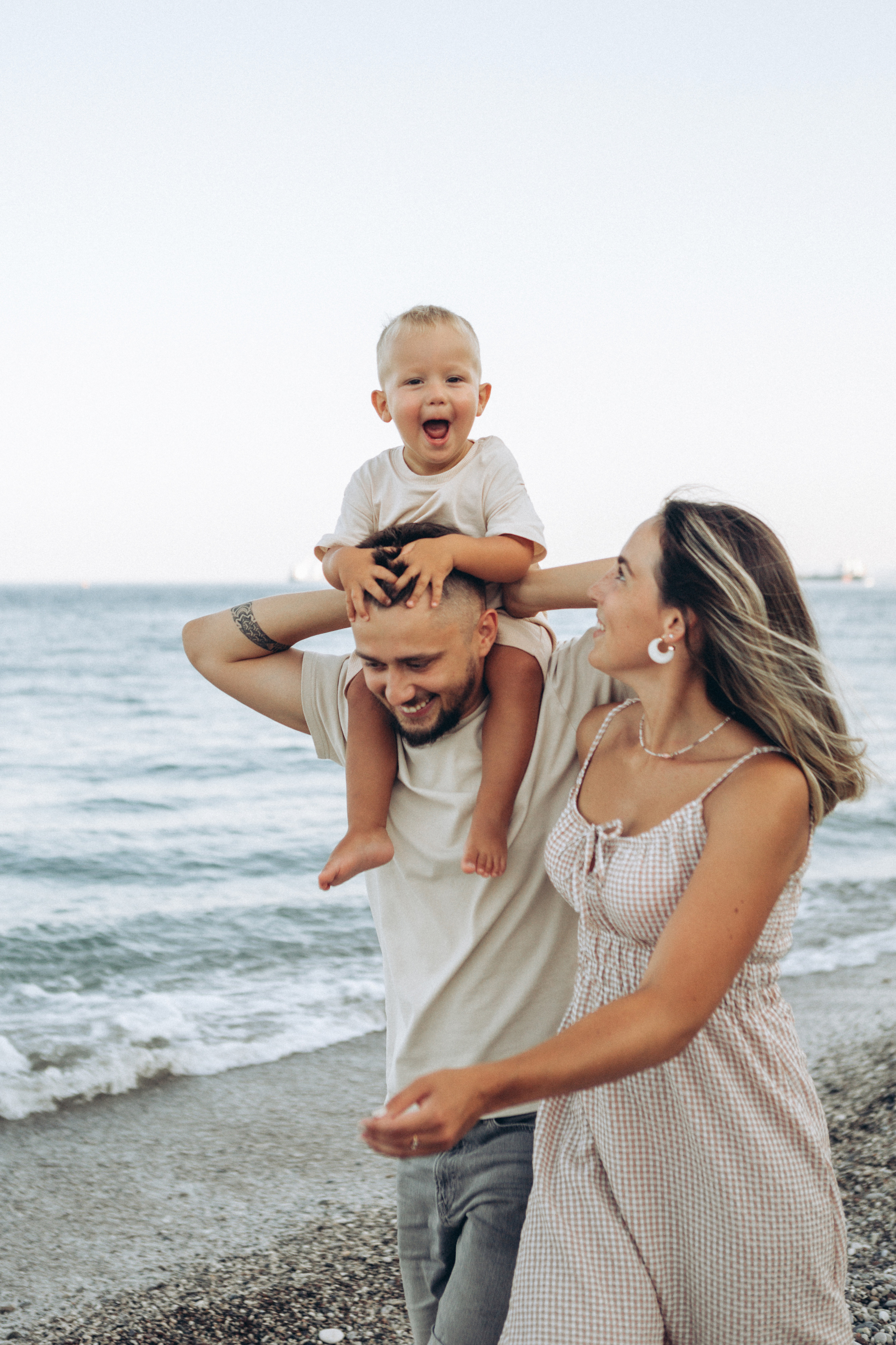 Семейная фотосессия на красивом пляже. Фотограф в Анталии, Кемере и Белеке