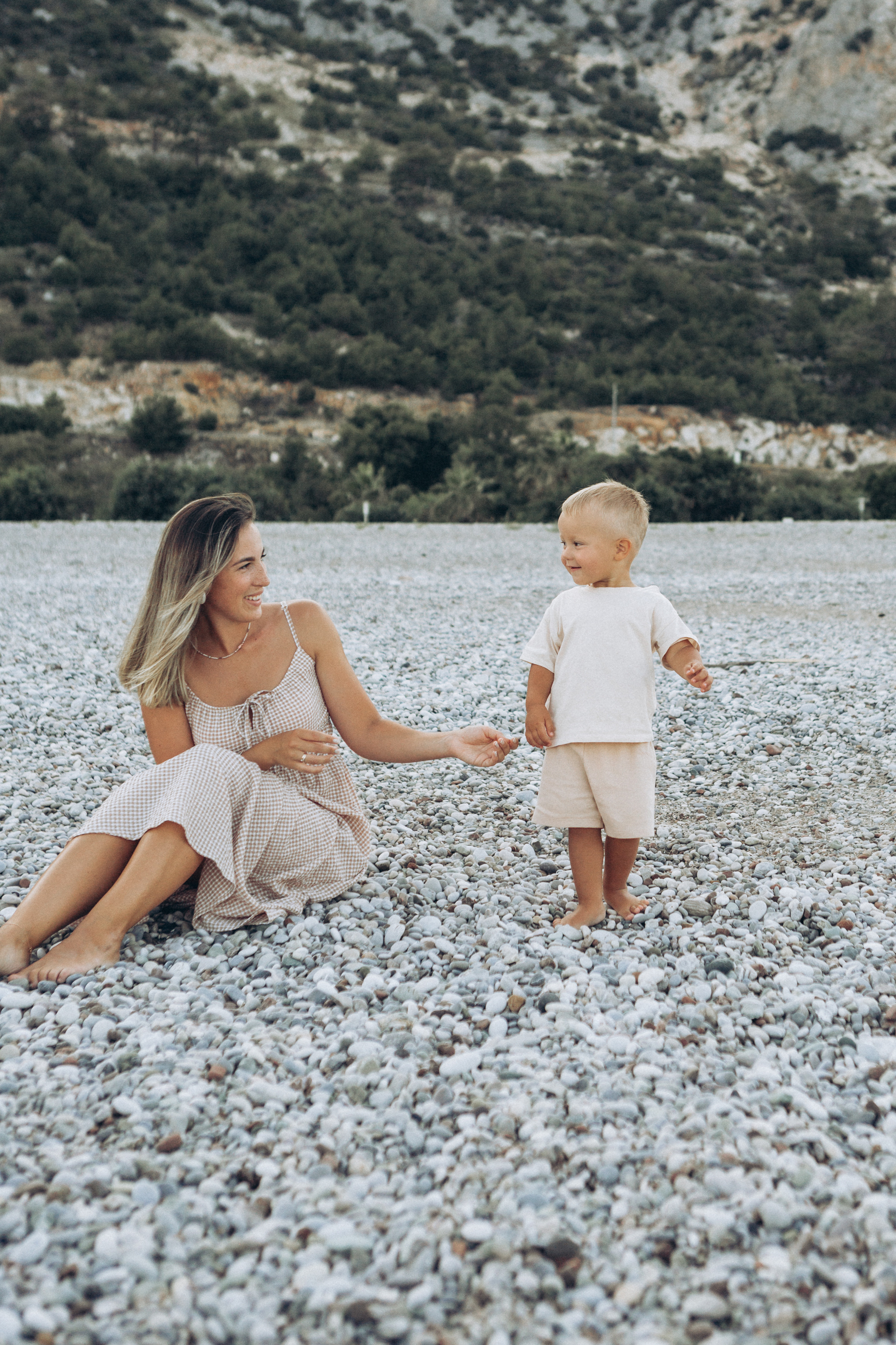 Семейная фотосессия на красивом пляже. Фотограф в Анталии, Кемере и Белеке