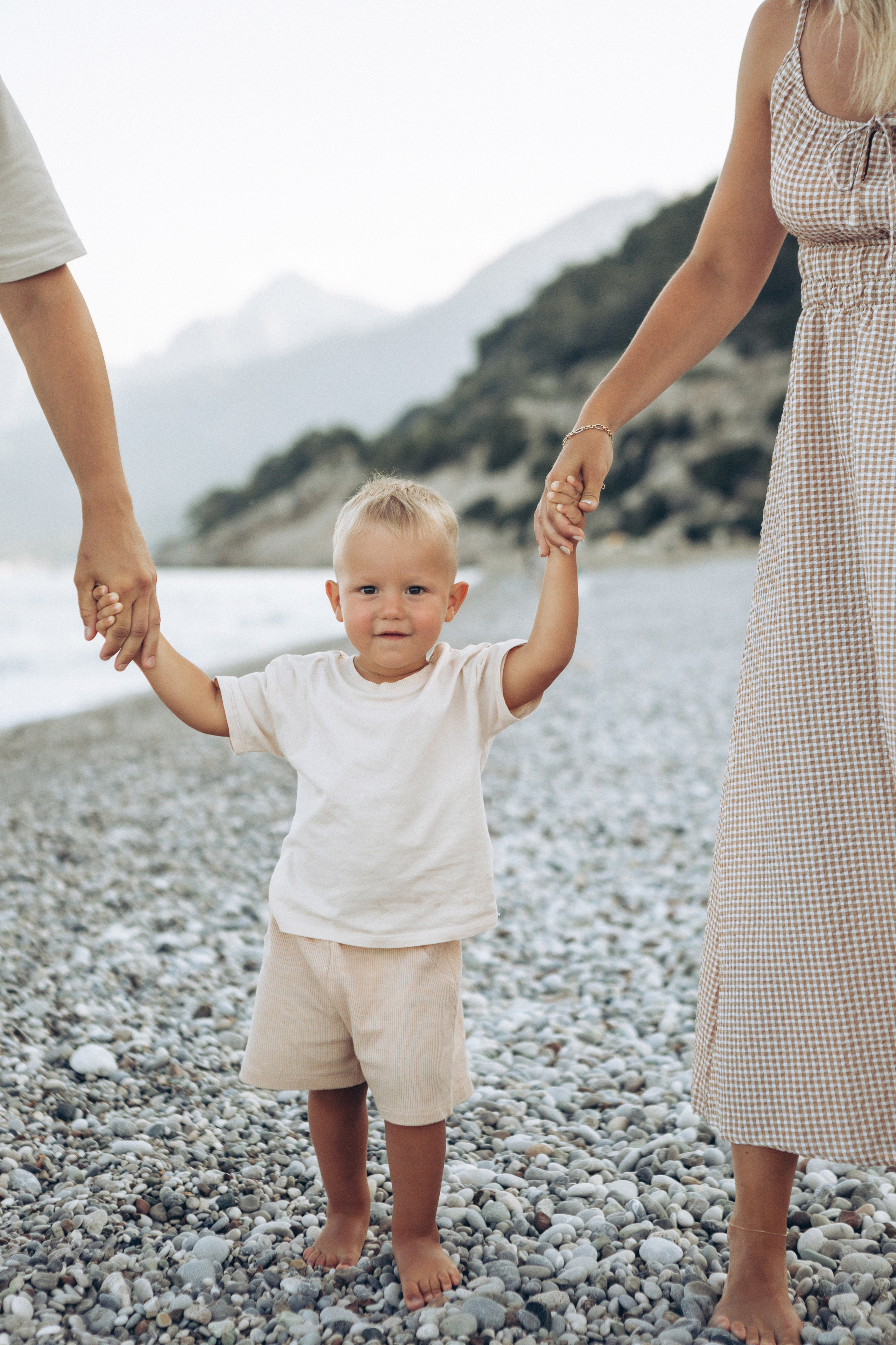 Семейная фотосессия на красивом пляже. Фотограф в Анталии, Кемере и Белеке
