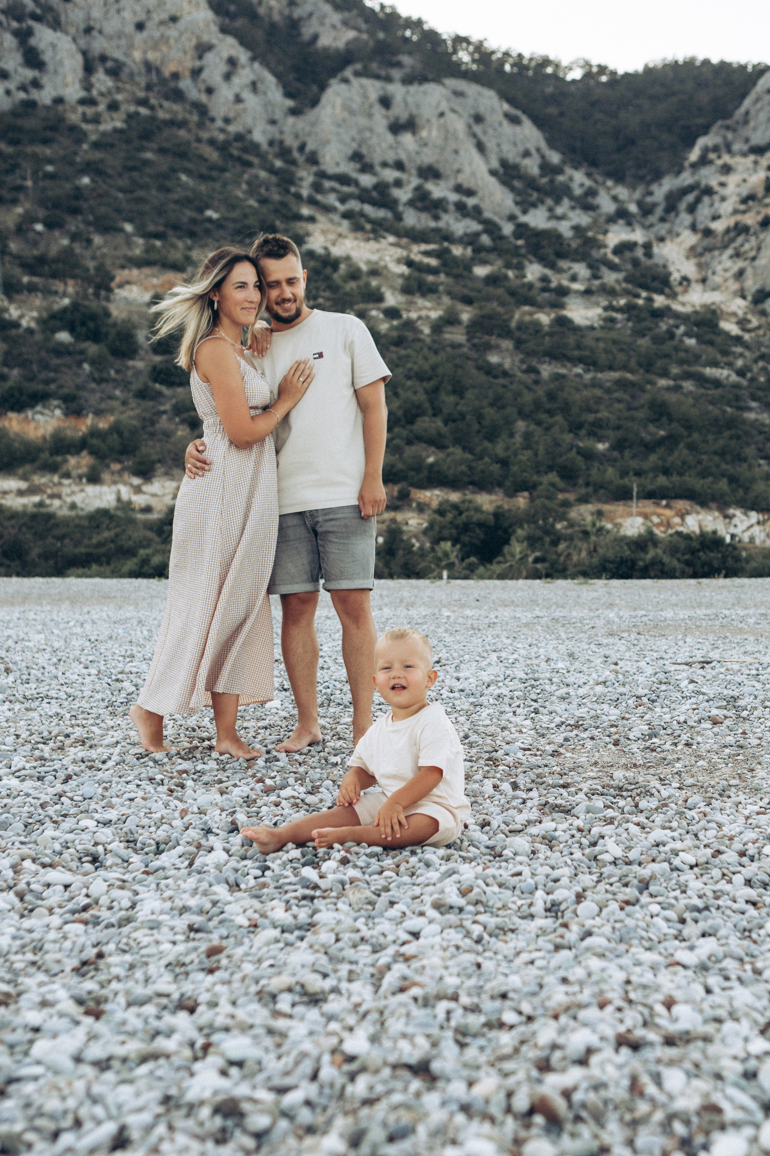 Семейная фотосессия на красивом пляже. Фотограф в Анталии, Кемере и Белеке