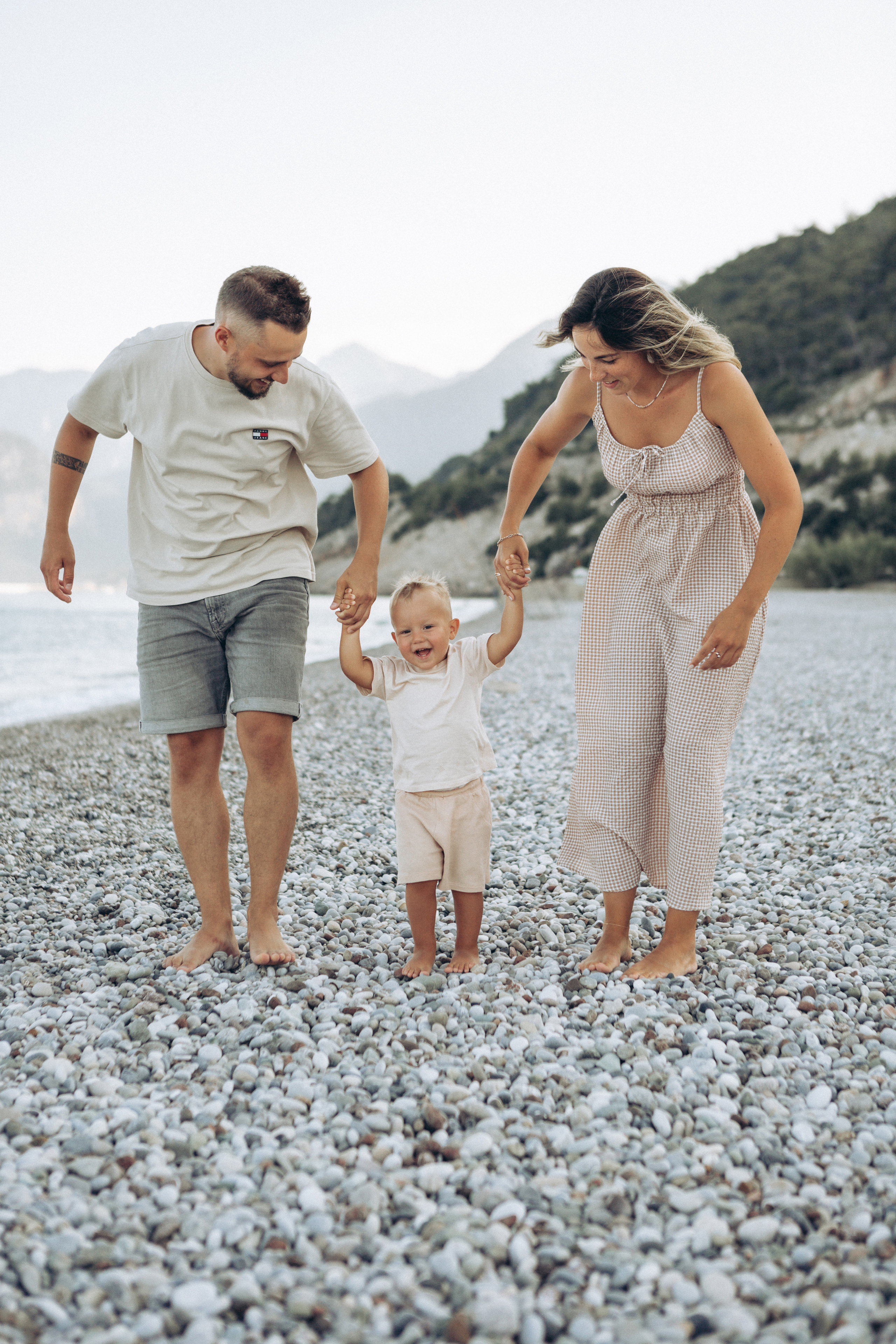 Семейная фотосессия на красивом пляже. Фотограф в Анталии, Кемере и Белеке