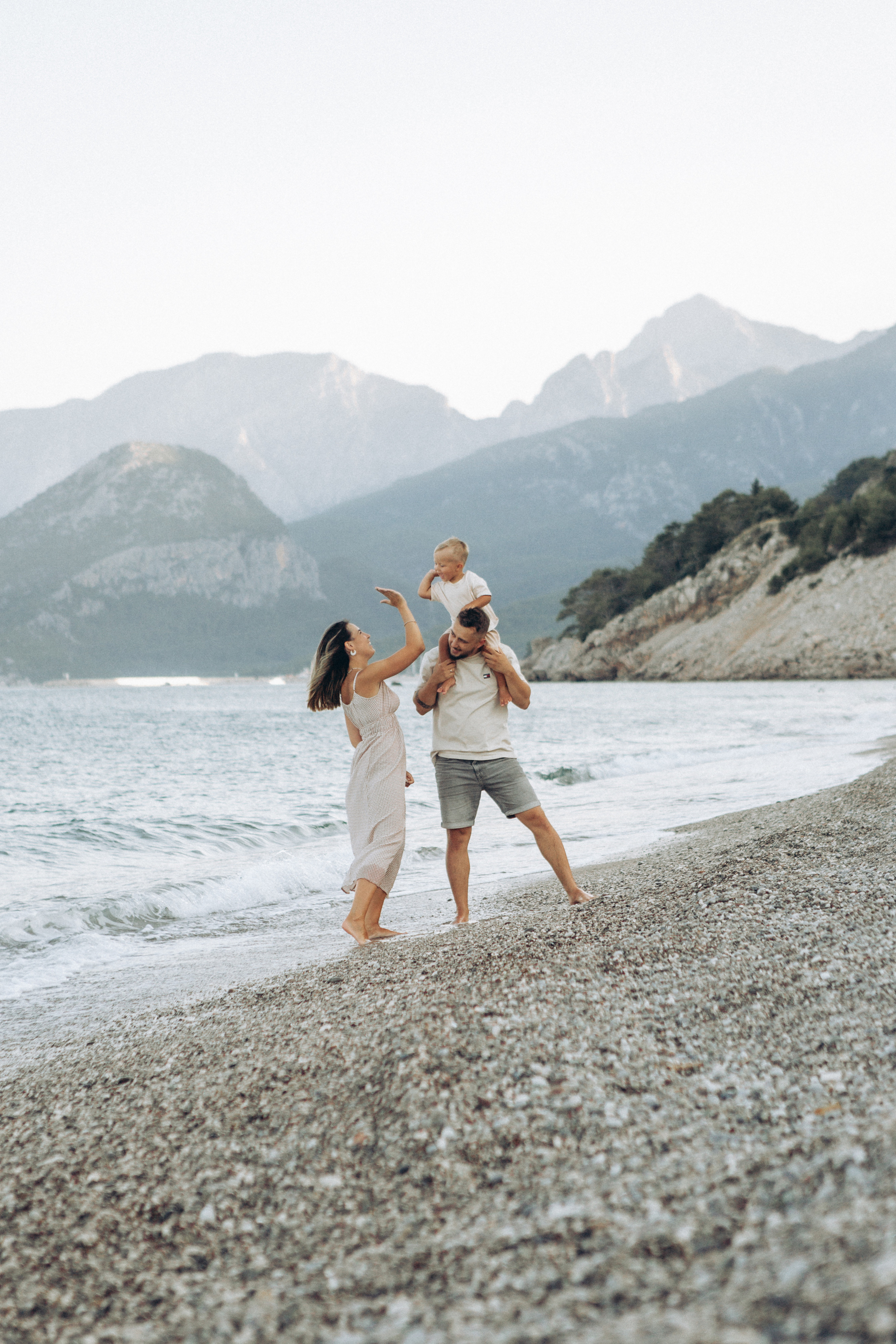 Семейная фотосессия на красивом пляже. Фотограф в Анталии, Кемере и Белеке