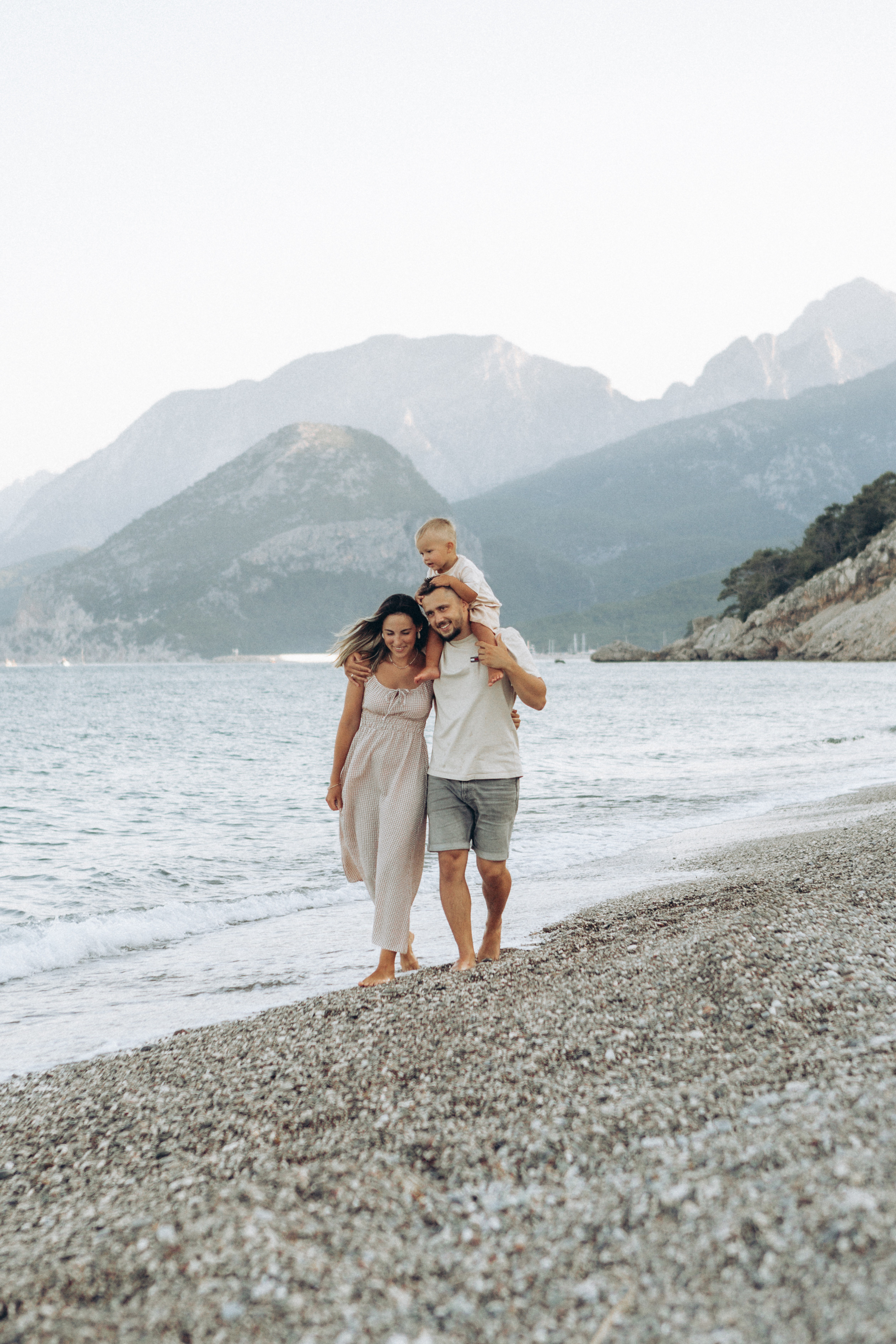 Семейная фотосессия на красивом пляже. Фотограф в Анталии, Кемере и Белеке